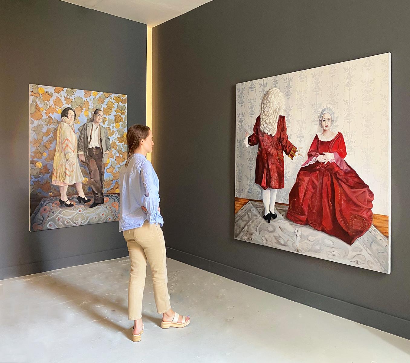 Portrait baroque de style Rocco d'un couple marié en tenue rouge
