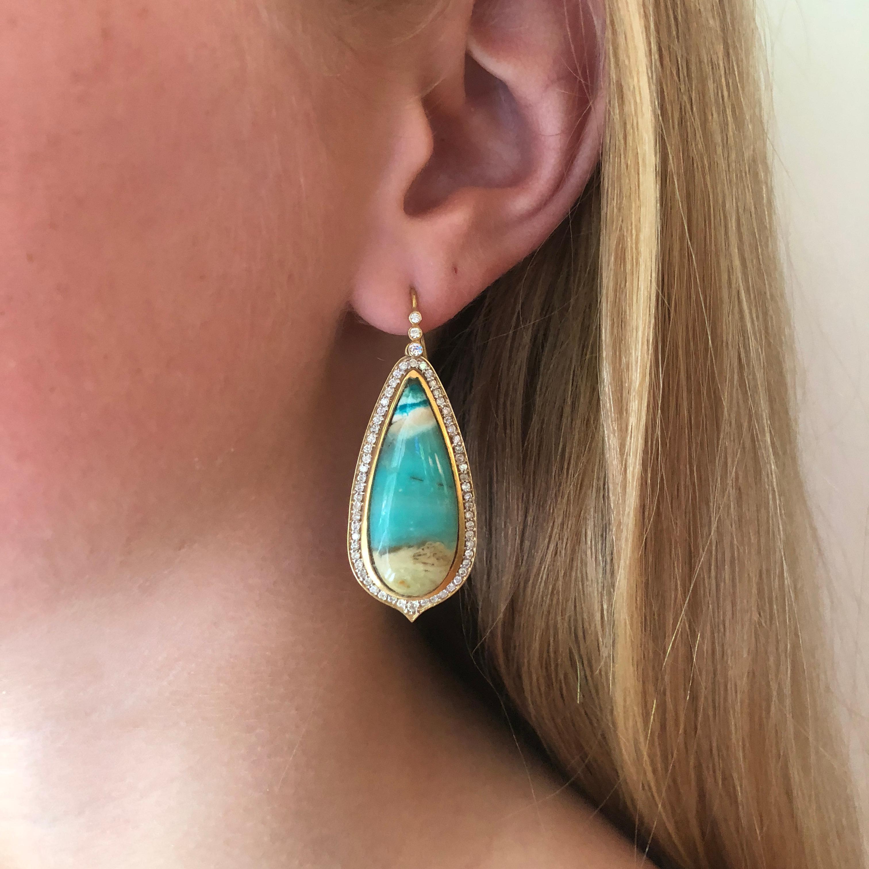 Diese birnenförmigen Ohrringe mit Diamanten und Opal aus versteinertem Holz von Lauren Harper sind etwas ganz Besonderes.  Umgeben von 1,03 Karat weißen, facettierten, runden Diamanten sind diese Ohrringe in Lauren Harpers charakteristisches, mattes