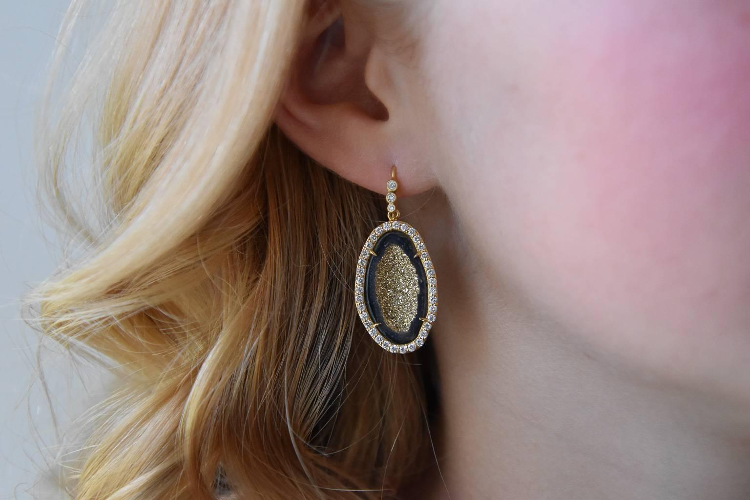 Diese von der preisgekrönten Schmuckdesignerin Lauren Harper entworfenen Ohrringe mit Diamanten und Geoden sind wahre Unikate.  Wir haben das Innere einer natürlichen Geode mit 18-karätigem Gold bemalt und dann mit 1,11 Karat weißen, facettierten