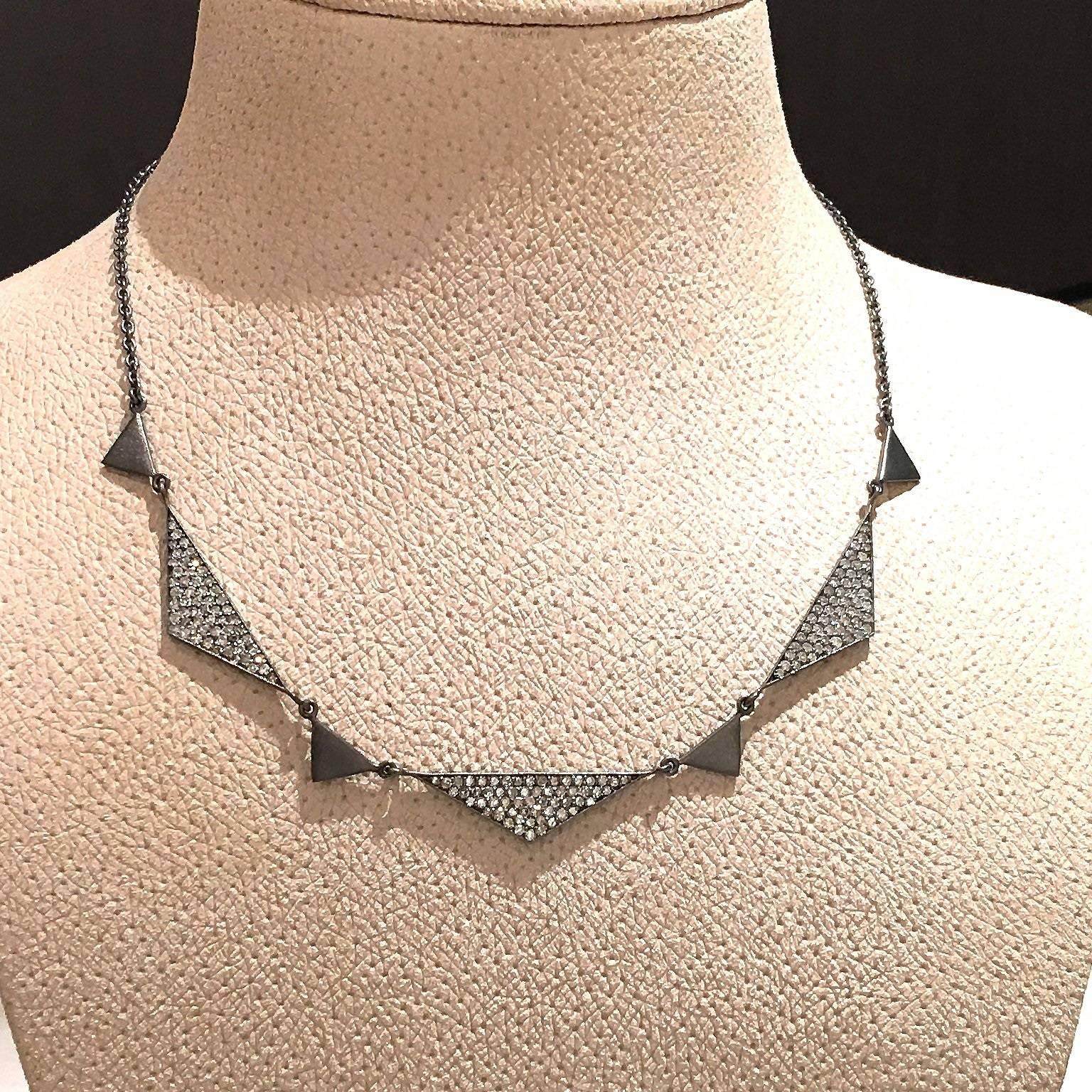 Moderne Lauren Harper, collier Trinity en argent oxydé mat avec diamants blancs de 1,92 carat en vente