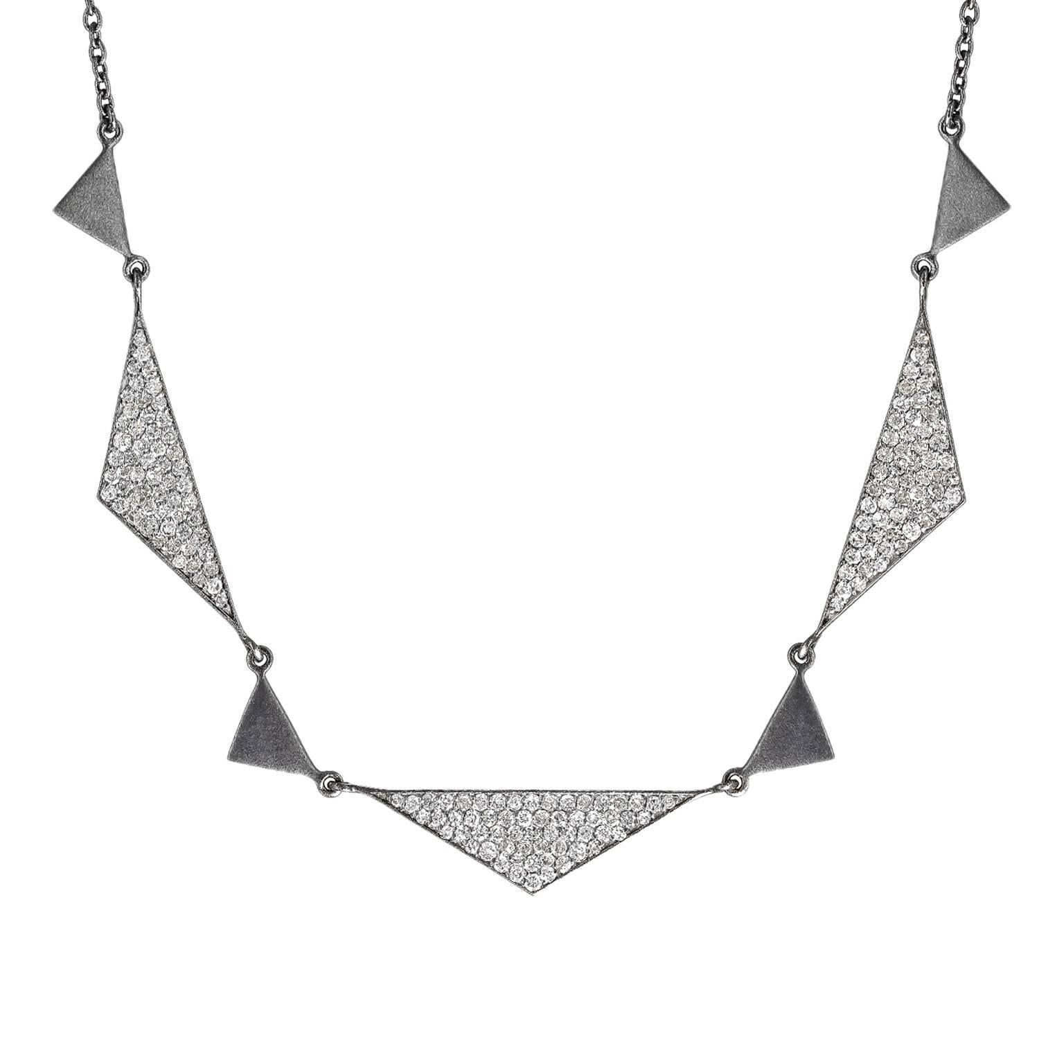 Lauren Harper, collier Trinity en argent oxydé mat avec diamants blancs de 1,92 carat en vente