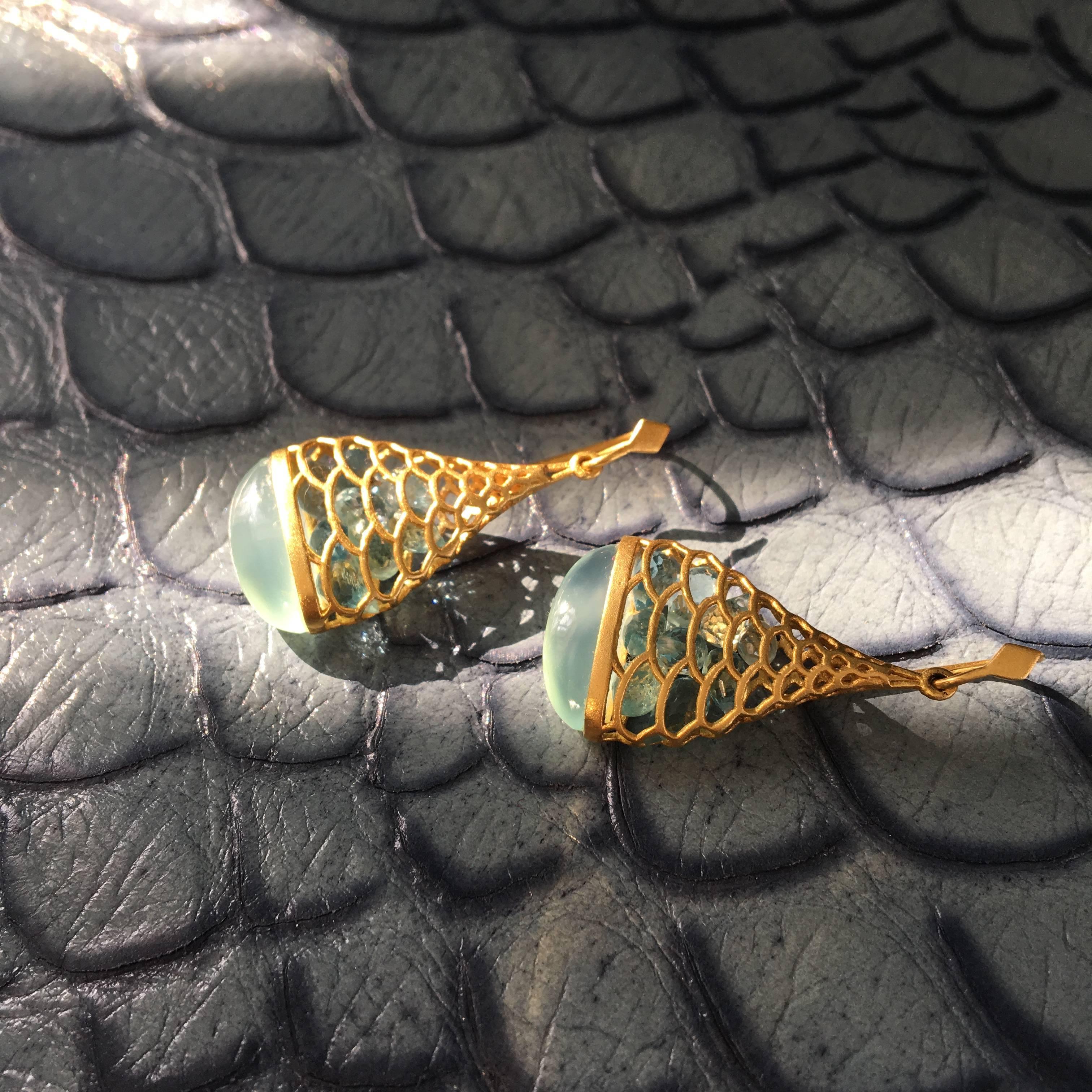 käfige aus 18-karätigem Gold umgeben facettierte Aquamarine, die lose in diesen tropfenförmigen Ohrringen liegen.  Die Steine im Inneren fangen das Licht in einem verspielten und einzigartigen Muster ein, mit einem Cabachon-Chalcedon am Boden. Diese