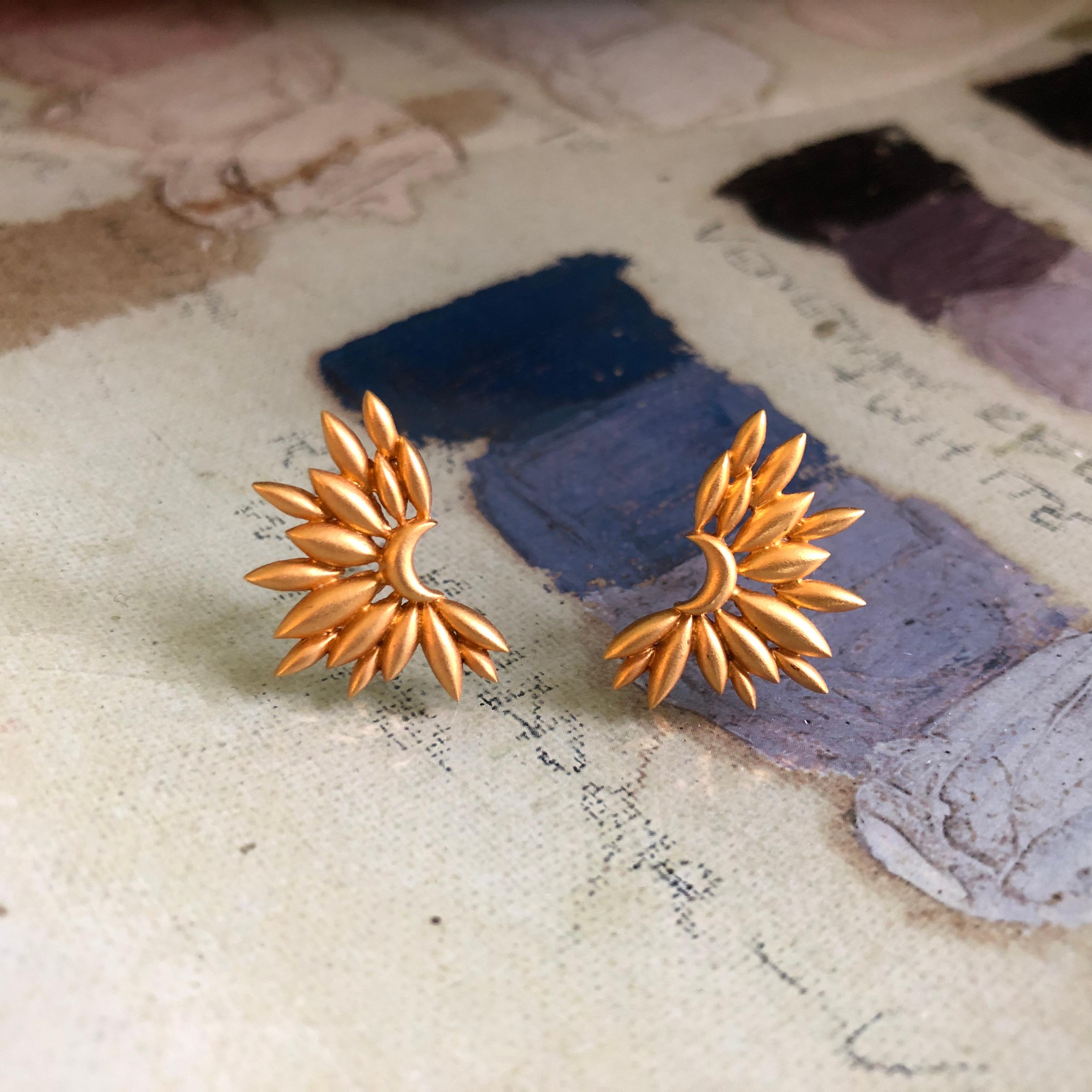 Women's or Men's Gold Sunburst Studs in 18kt Gold by Lauren Harper For Sale