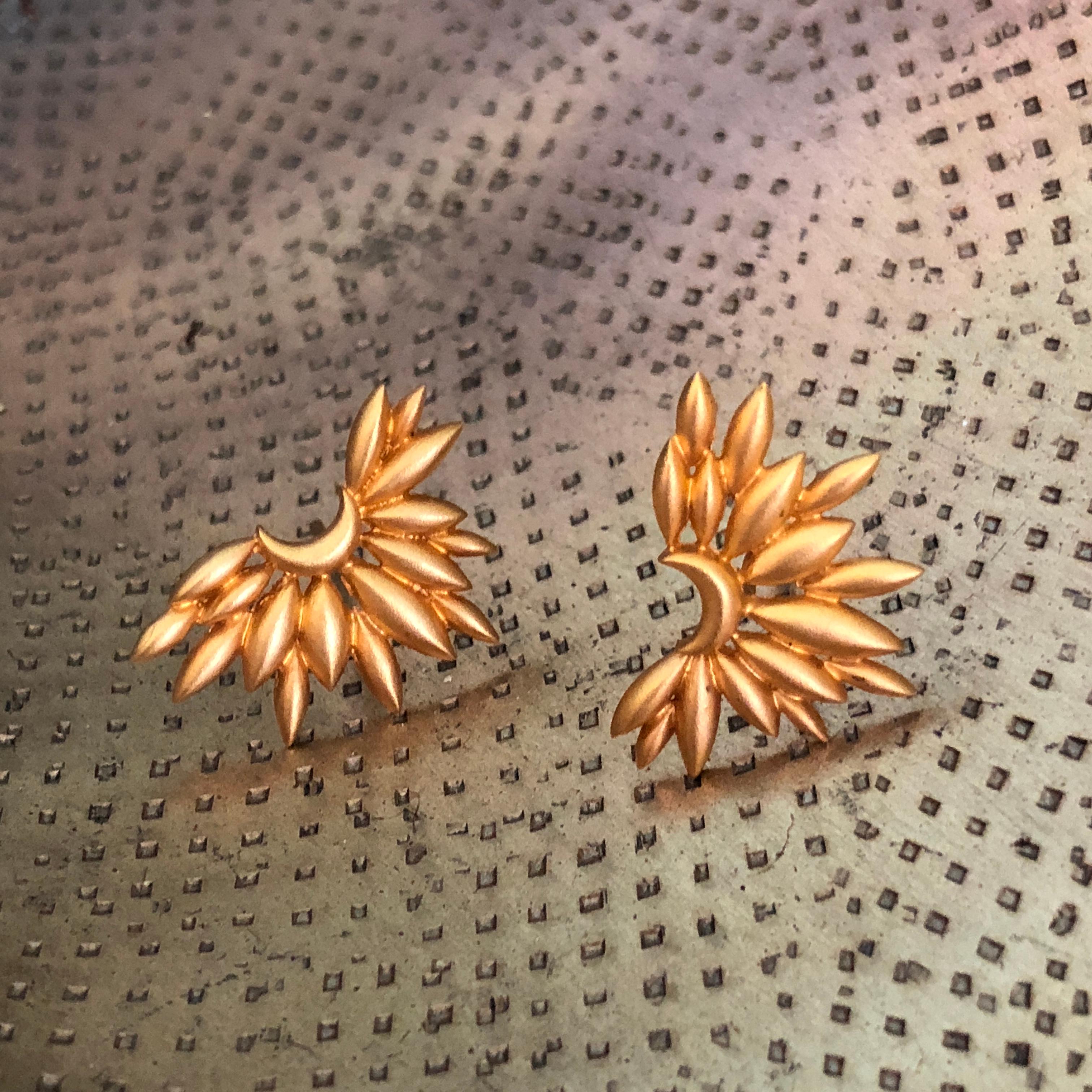 Gold Sunburst Studs in 18kt Gold by Lauren Harper For Sale 1