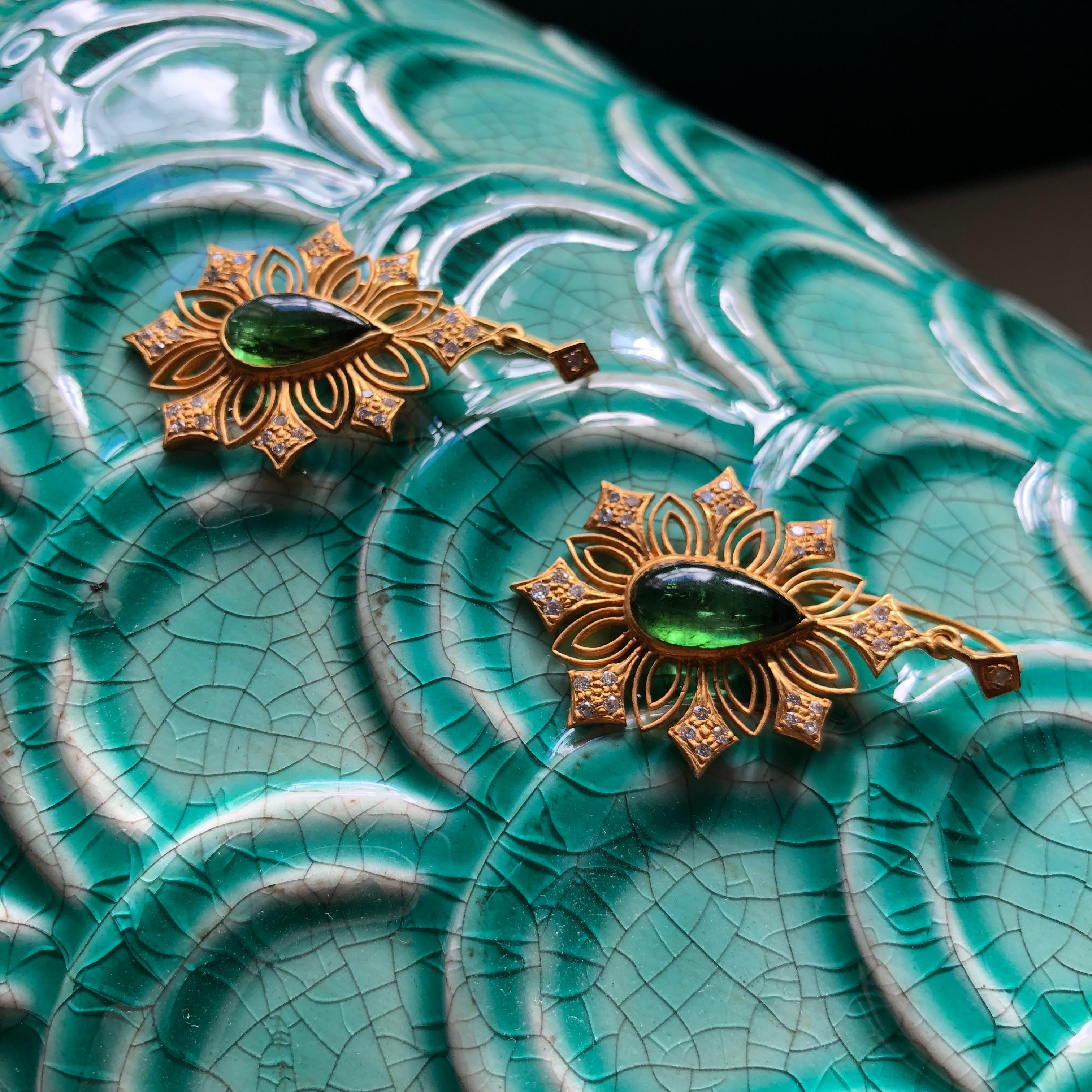 Contemporaneo Orecchini in oro con diamanti e tormalina verde di Lauren Harper in vendita
