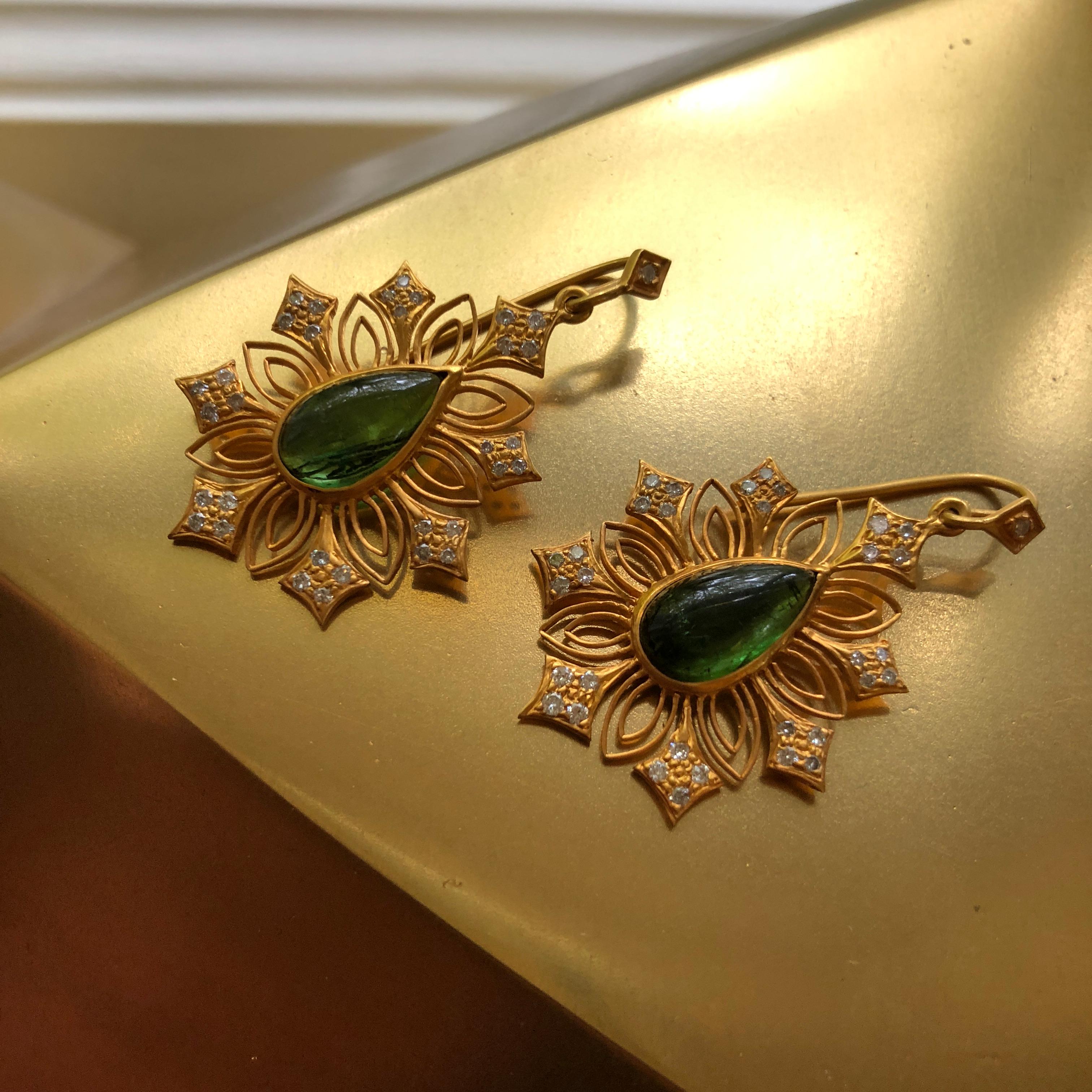 Green Tourmaline Diamond Gold Earrings by Lauren Harper In New Condition For Sale In Winnetka, IL