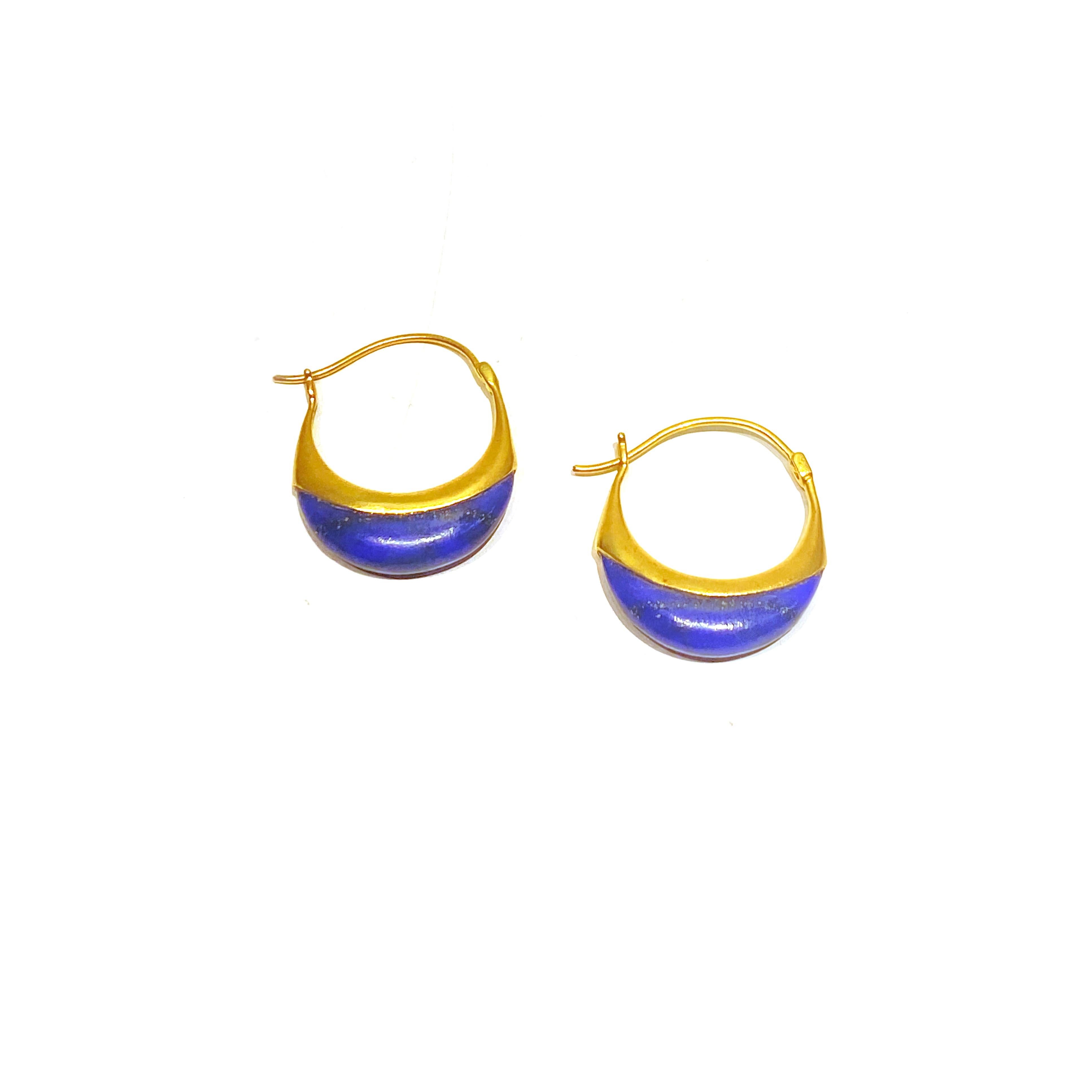 These earrings from designer Lauren Harper feature an elegant design with blue lapis and yellow gold. 

Details
Blue Lapis 
18K Yellow Gold 
Length 1 Inch