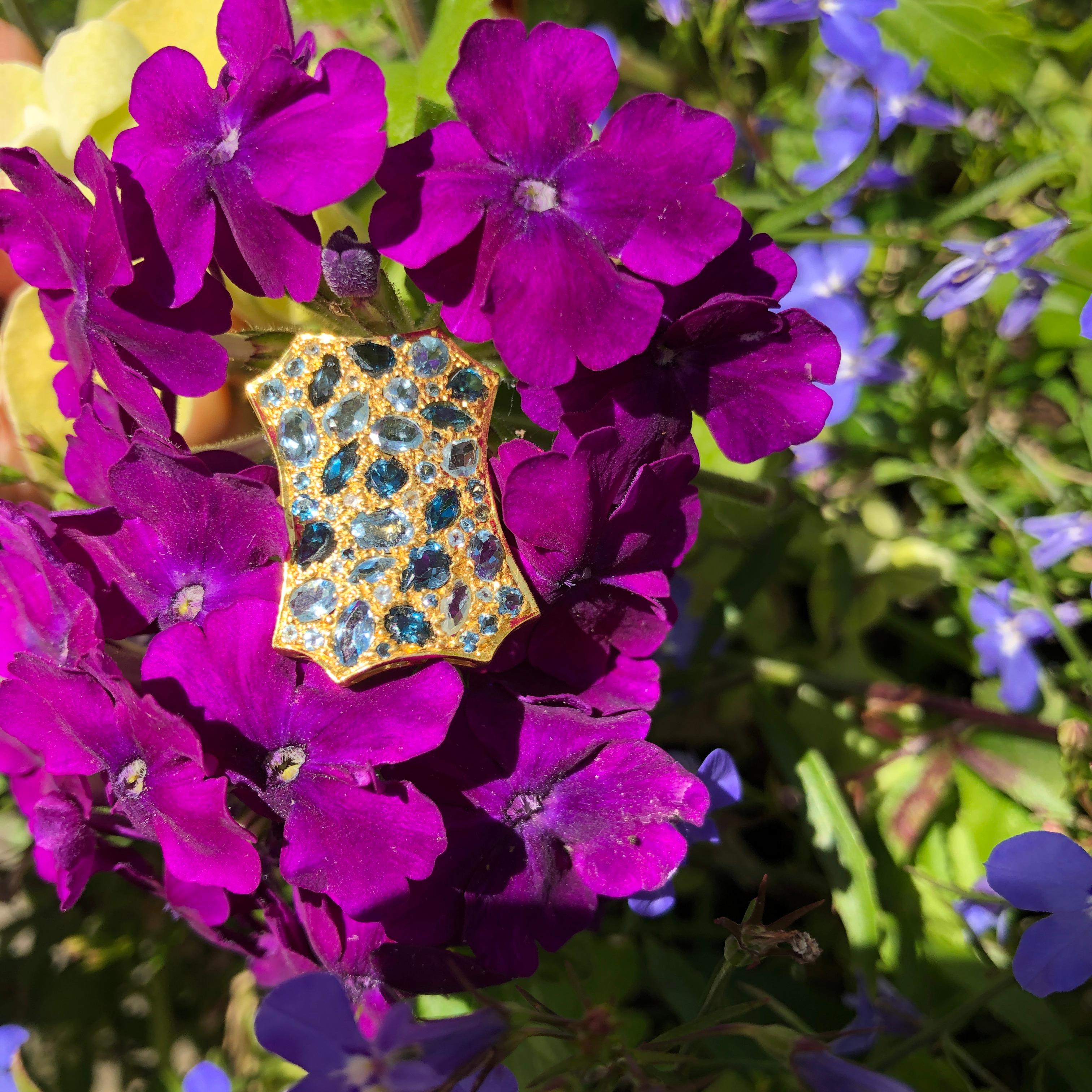 Dieser wunderschöne Cocktailring aus 18-karätigem Gold ist mit facettiertem Londoner Blautopas und Aquamarin in einer zarten Maserung verziert.  Der Ring sitzt tief und bequem am Finger.  Größe 8.  Kann auf Wunsch auch in anderen Größen und