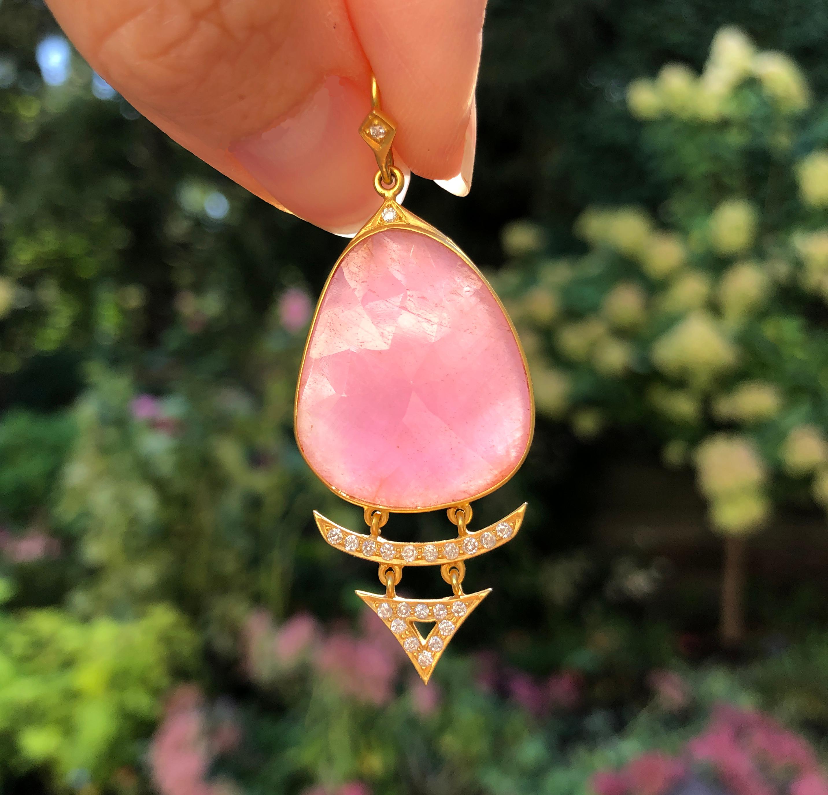 Tropfenohrringe aus 18 Karat Gold mit rosa Saphiren und Diamanten von Lauren Harper (Künstler*in) im Angebot