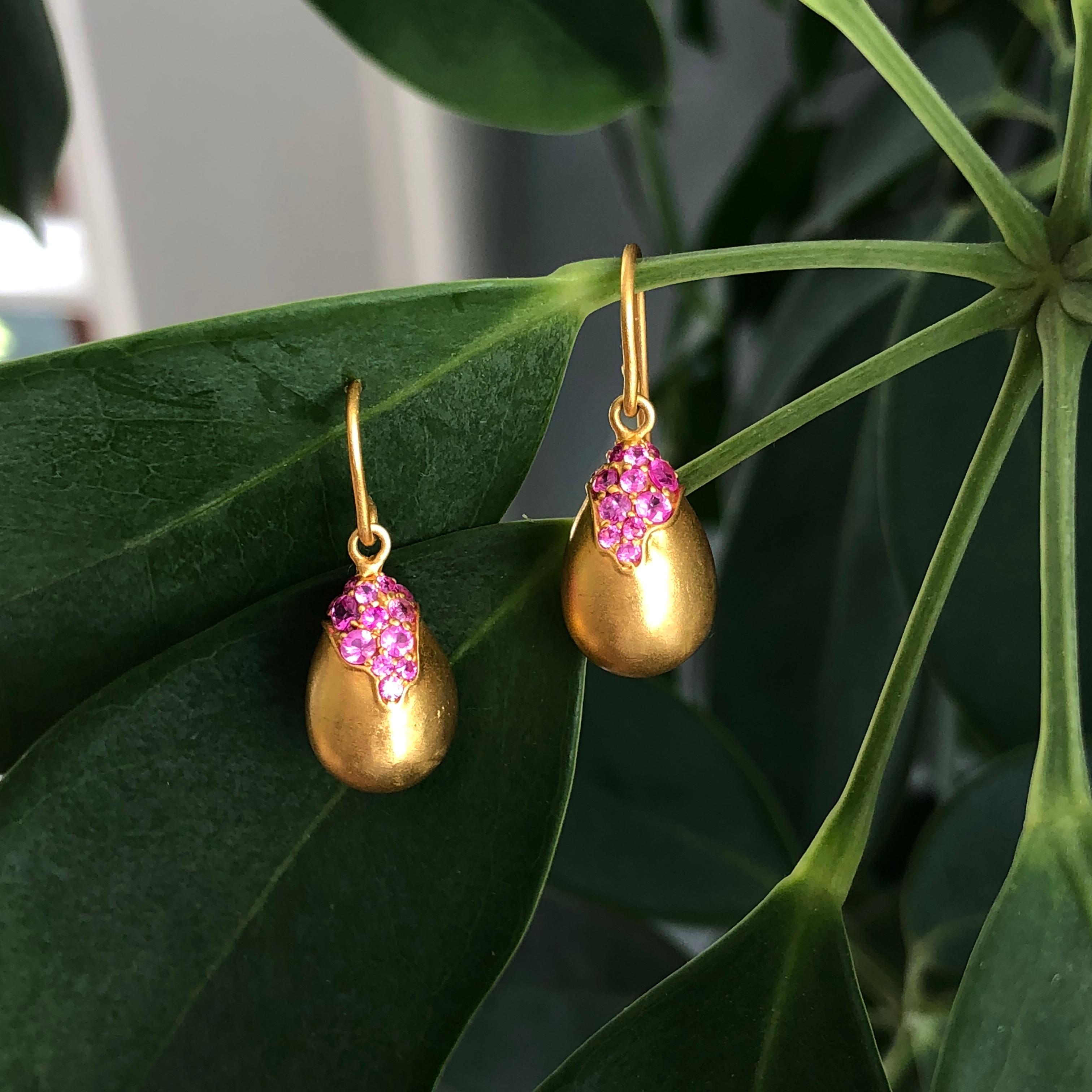 Pink Sapphire Gold Drop Earrings by Lauren Harper In New Condition In Winnetka, IL