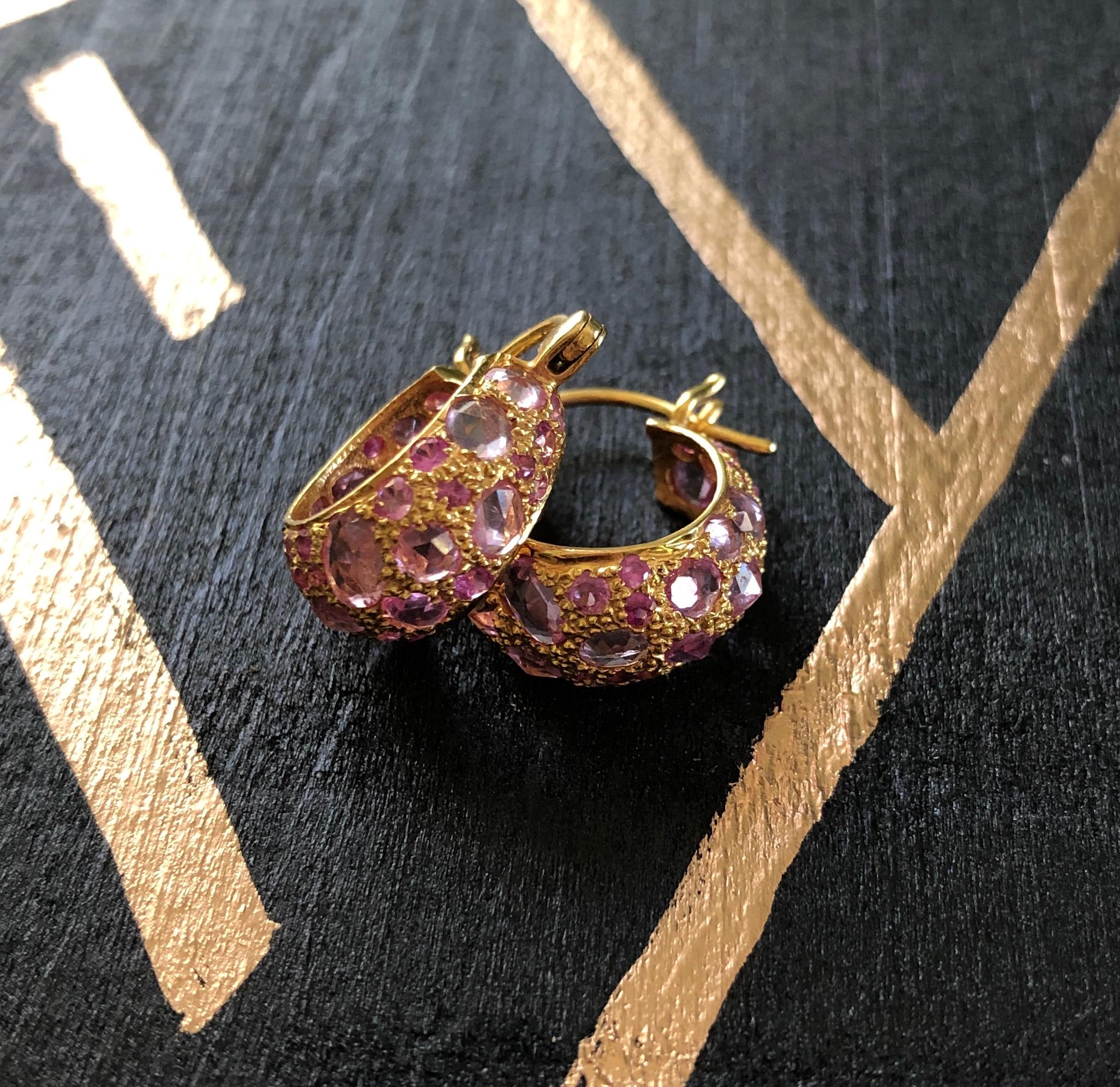 Pink Sapphire Gold Hoop Earrings by Lauren Harper In New Condition For Sale In Winnetka, IL