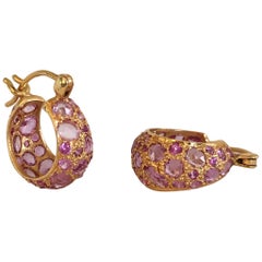 Orecchini a cerchio in oro con zaffiro rosa di Lauren Harper