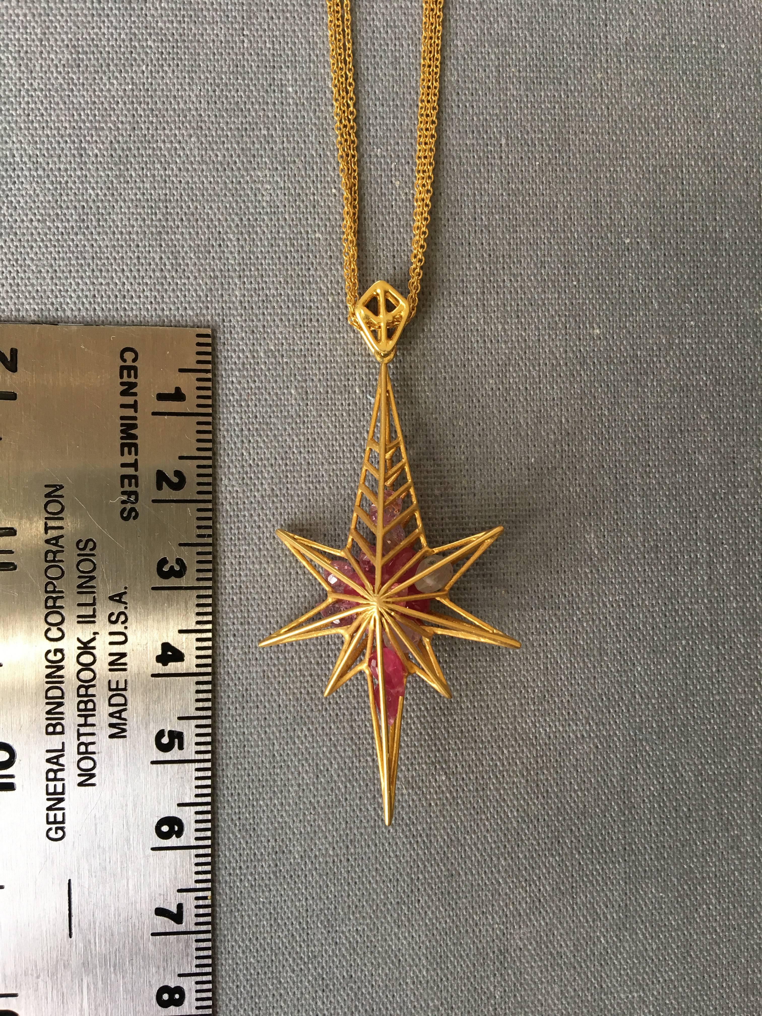 Rosa rosa Saphir in 18kt Gold Stern-Halskette auf Goldketten von Lauren Harper im Angebot 3