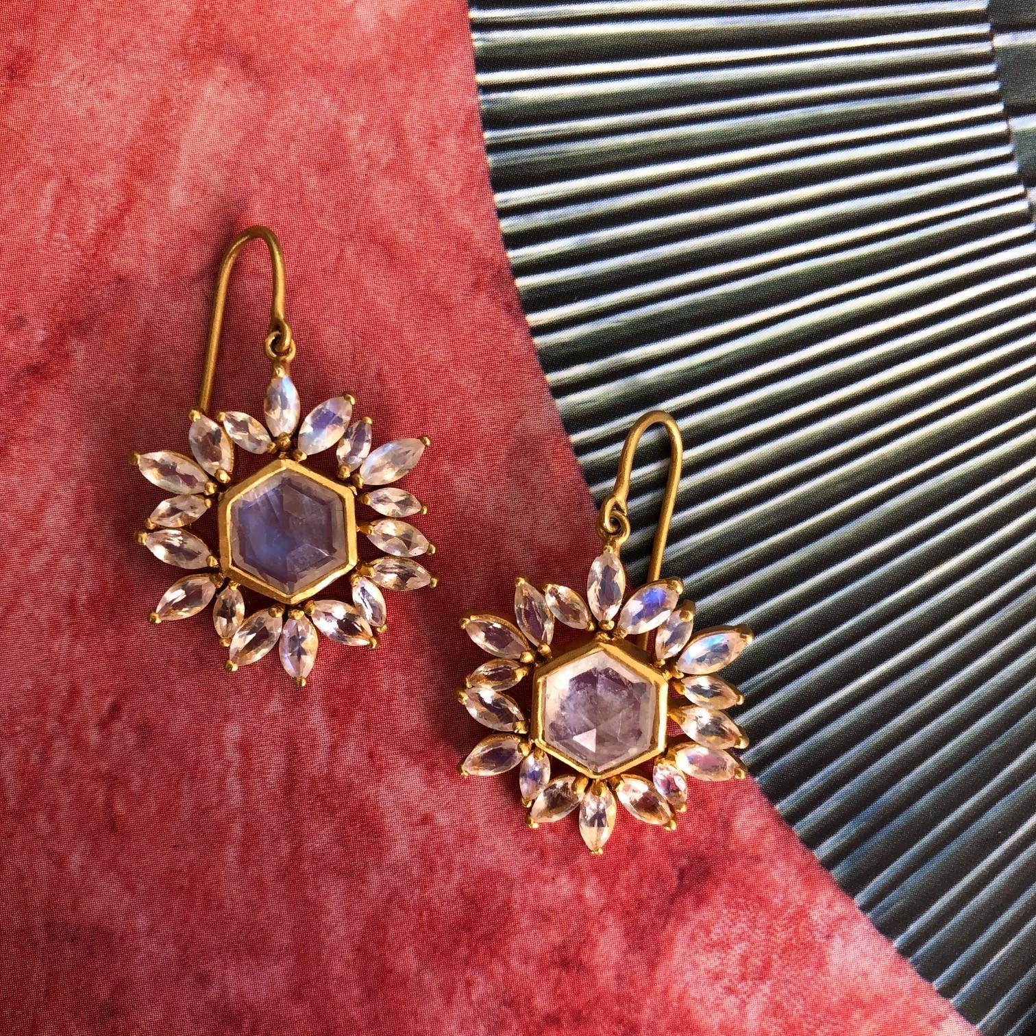 Orecchini con pietra lunare arcobaleno in oro 18kt di Lauren Harper in vendita 6