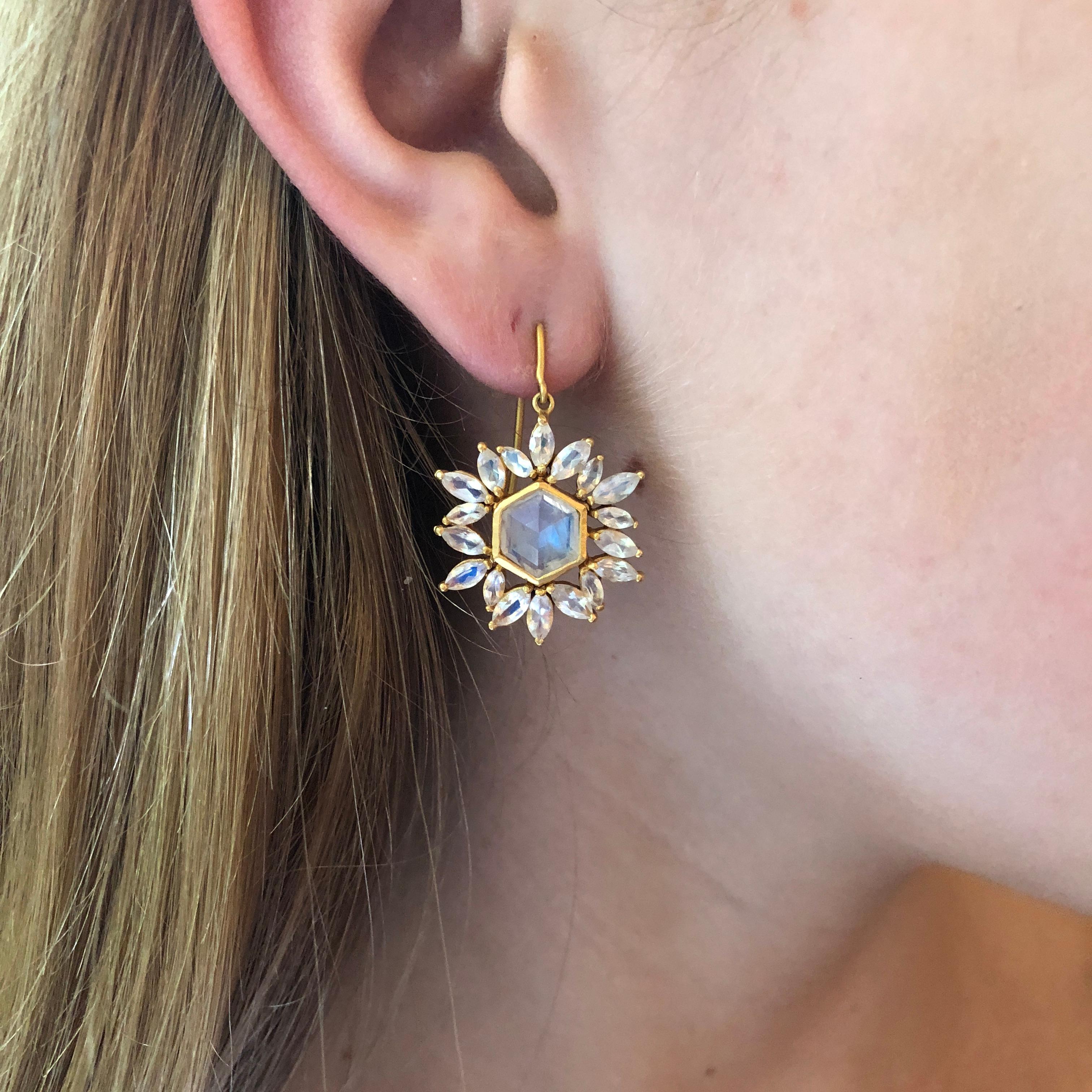 Regenbogen-Mondstein-Ohrringe aus Gold von Lauren Harper (Marquiseschliff) im Angebot