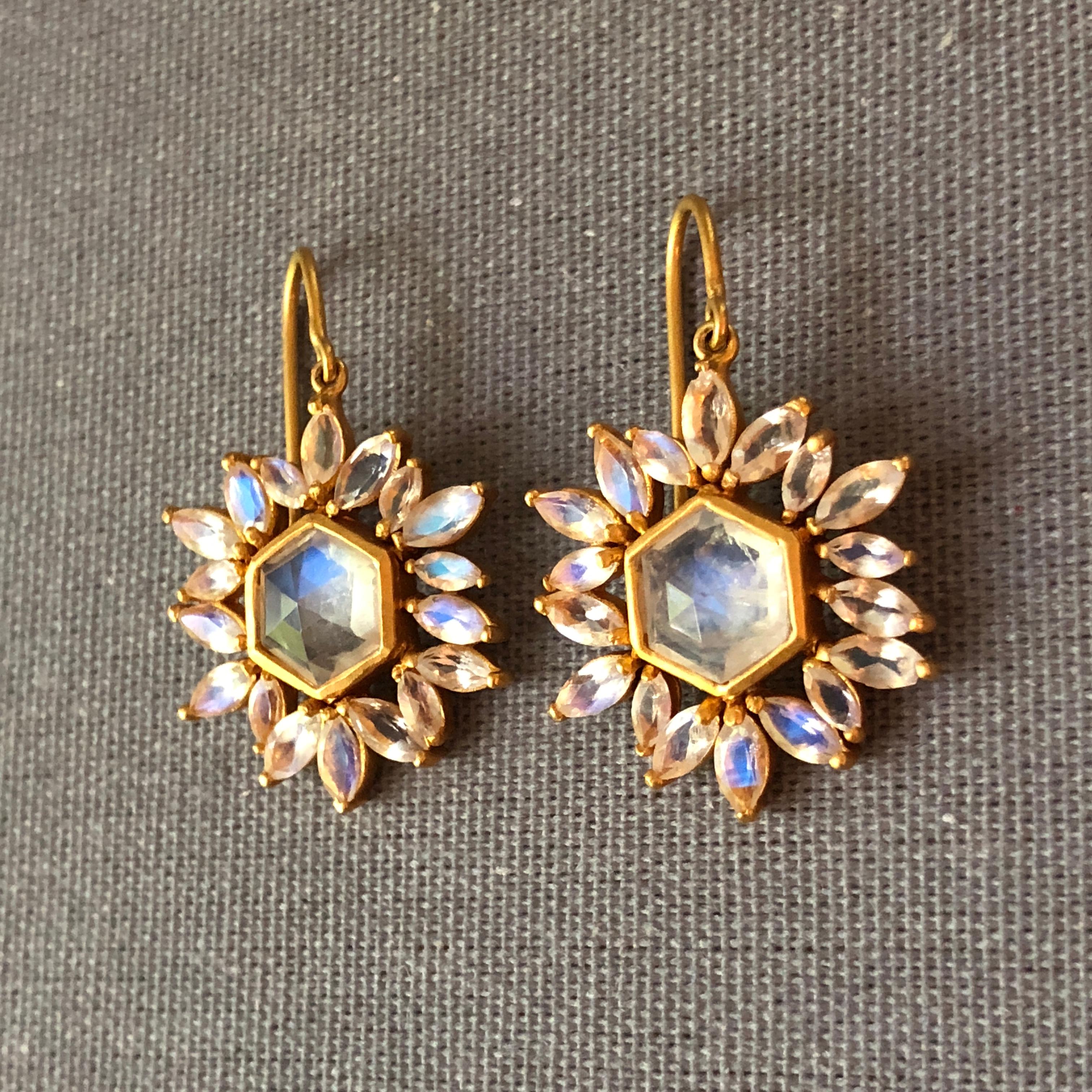 Donna Orecchini con pietra lunare arcobaleno in oro 18kt di Lauren Harper in vendita