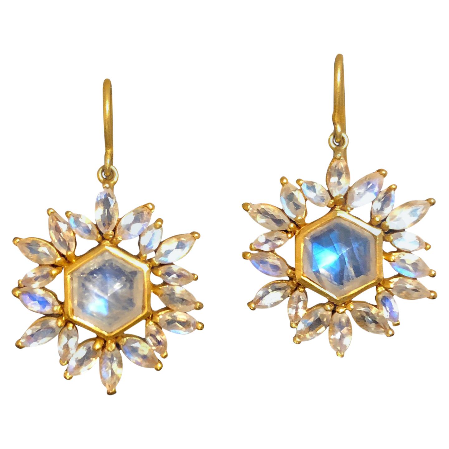 Pendientes de piedra lunar arco iris de oro de 18 quilates de Lauren Harper