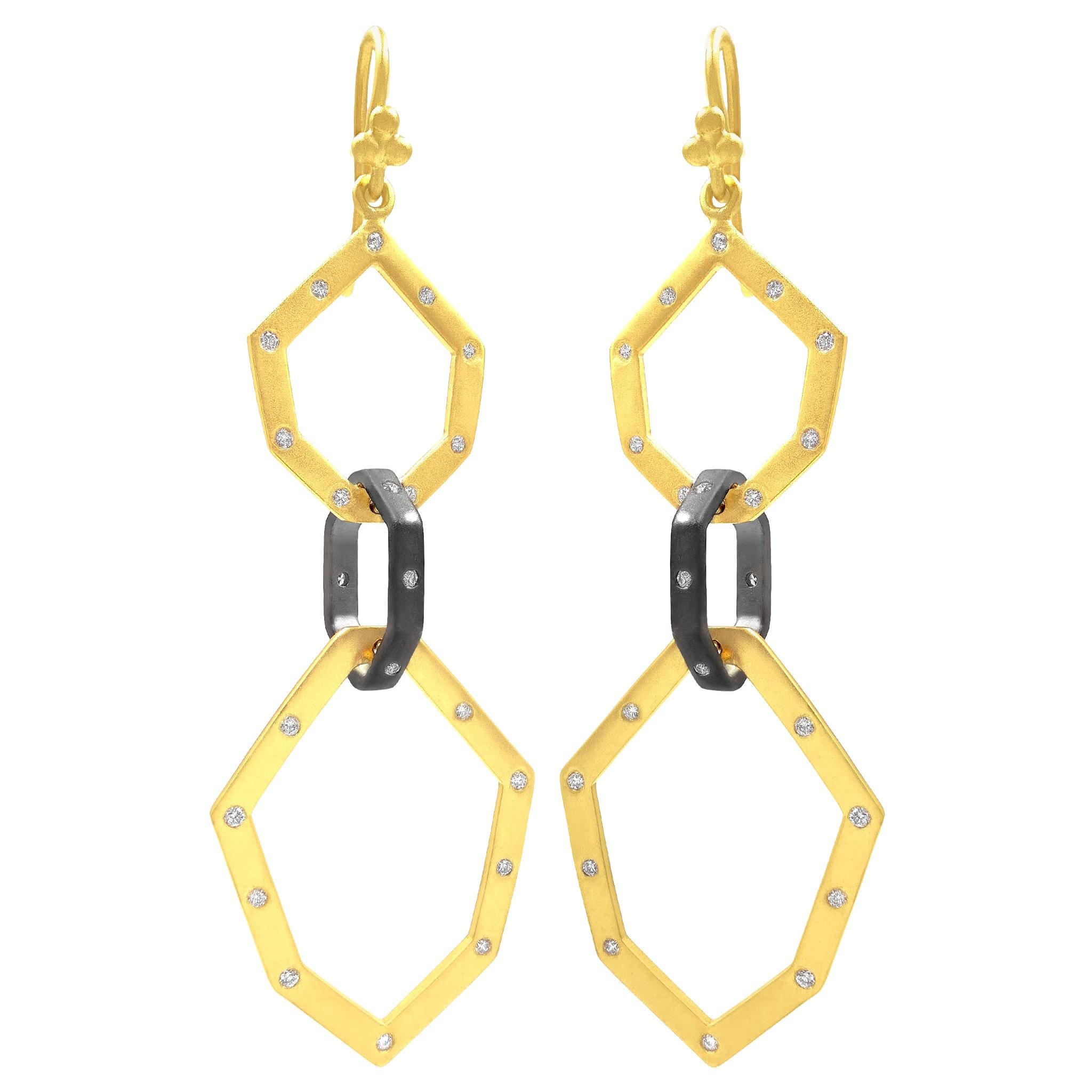 Geometrische Gliederohrringe aus Gelbgold mit weißen Diamanten und oxidiertem Silber, Lauren Harper