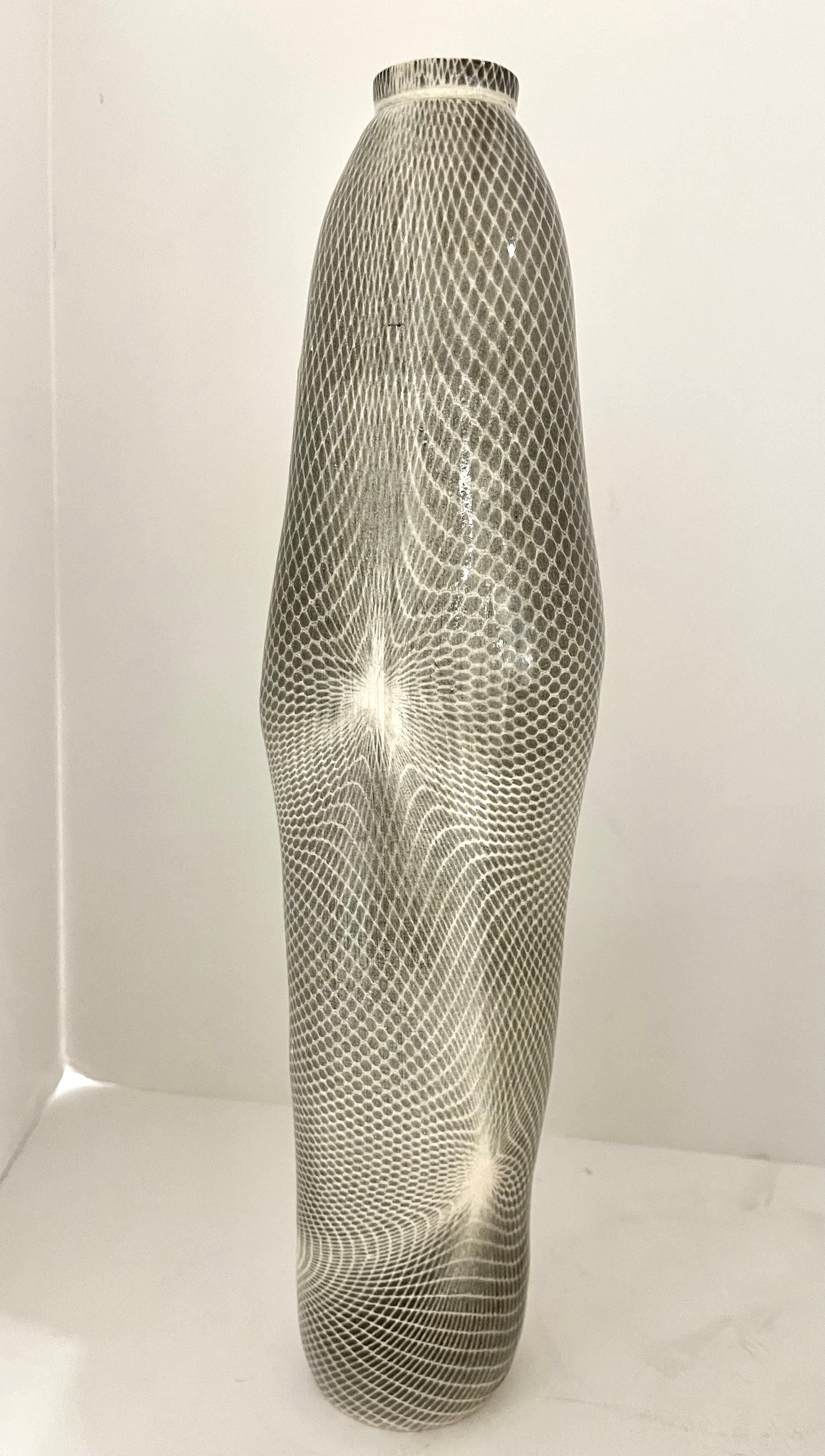 Une étonnante paire de récipients en grès de la célèbre artiste Lauren Gelgor Kaplan. Revendu par Takashimaya à New York. Magnifique, le plus grand mesure 13 1/4 pouces de haut et 3 1/2 pouces de diamètre. Le plus petit, plus large, mesure 6 1/2
