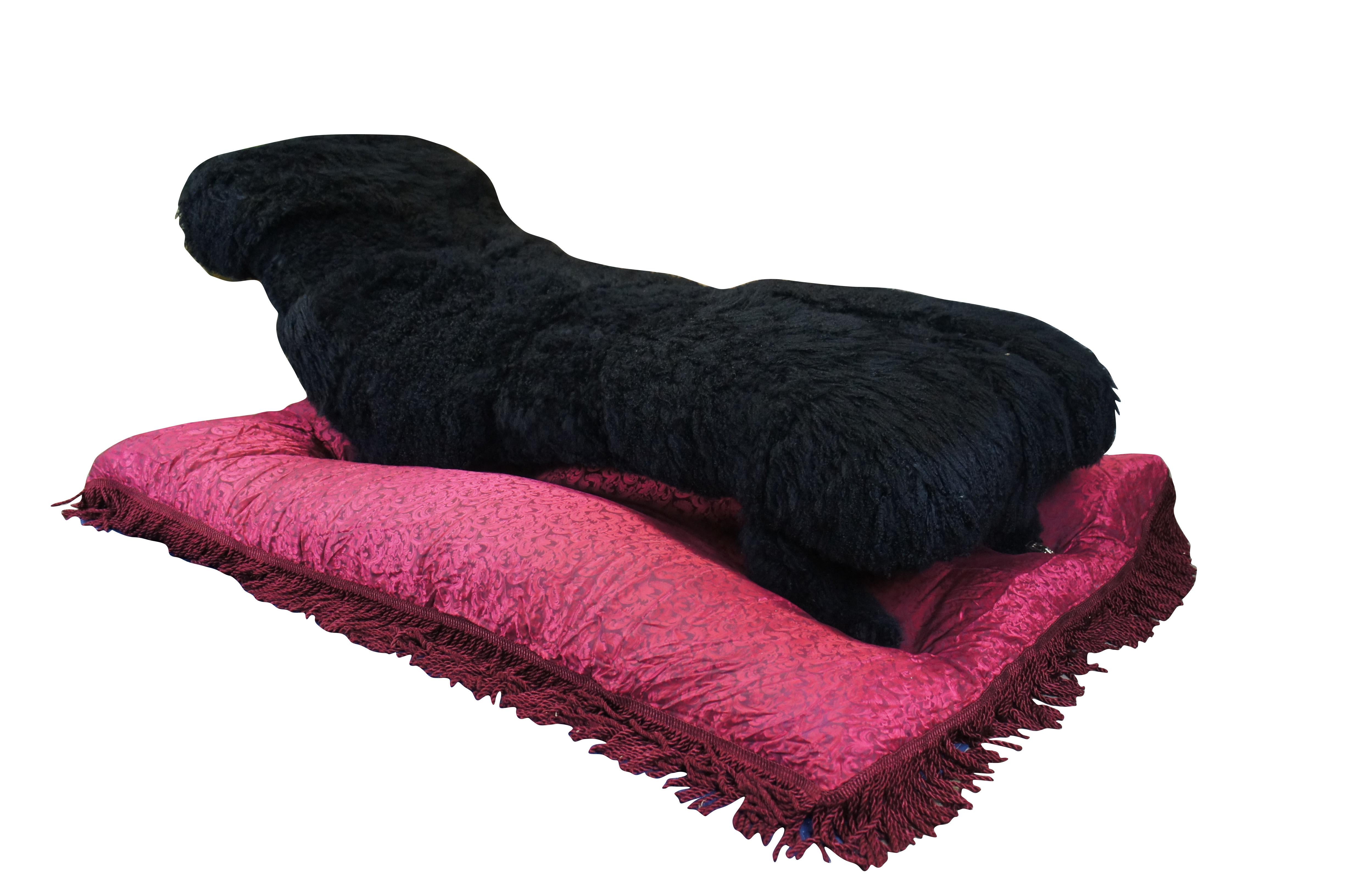 Lauren Lesko 'Coifed', 1993

Il lettino dello psicoanalista ricoperto di pelle di agnello della Mongolia e tagliato da un toelettatore professionista in un taglio reale alla romana.  Siede su un cuscino in seta jacquard. La chaise longue è in stile