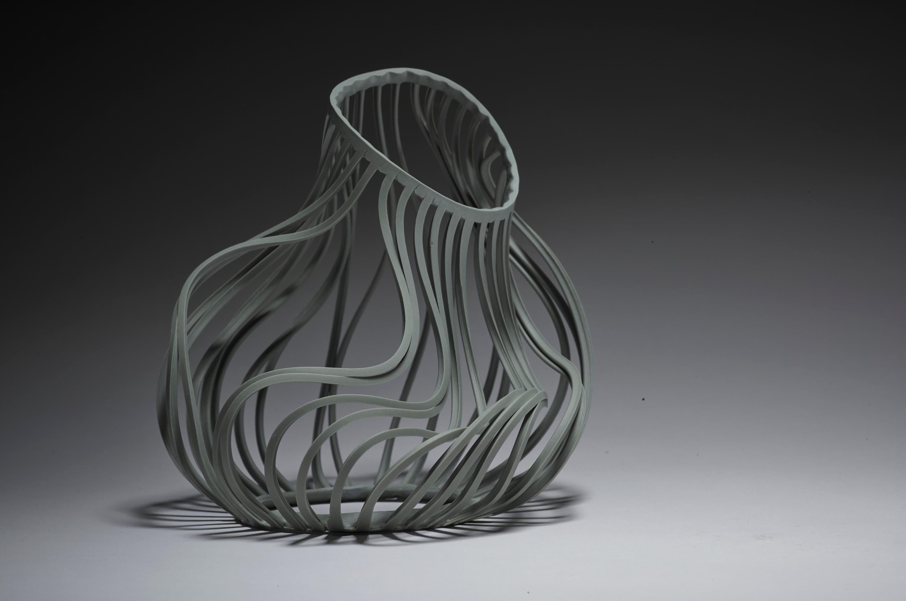 Bio: 
Die Keramikerin Lauren Nauman schloss ihr Studium am Royal College of Art mit einem Master in Keramik und Glas ab. Die traditionelle Technik des Schlickergusses steht im Mittelpunkt ihrer Arbeit, und der Prozess der Formherstellung und des
