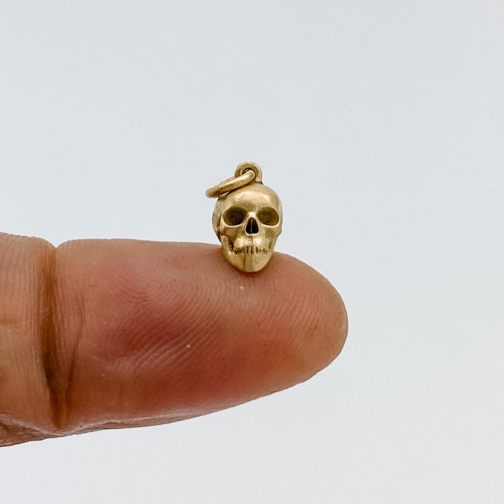 Lauren Newton Gold Matter Skull Charm in 18k yellow gold For Sale 1