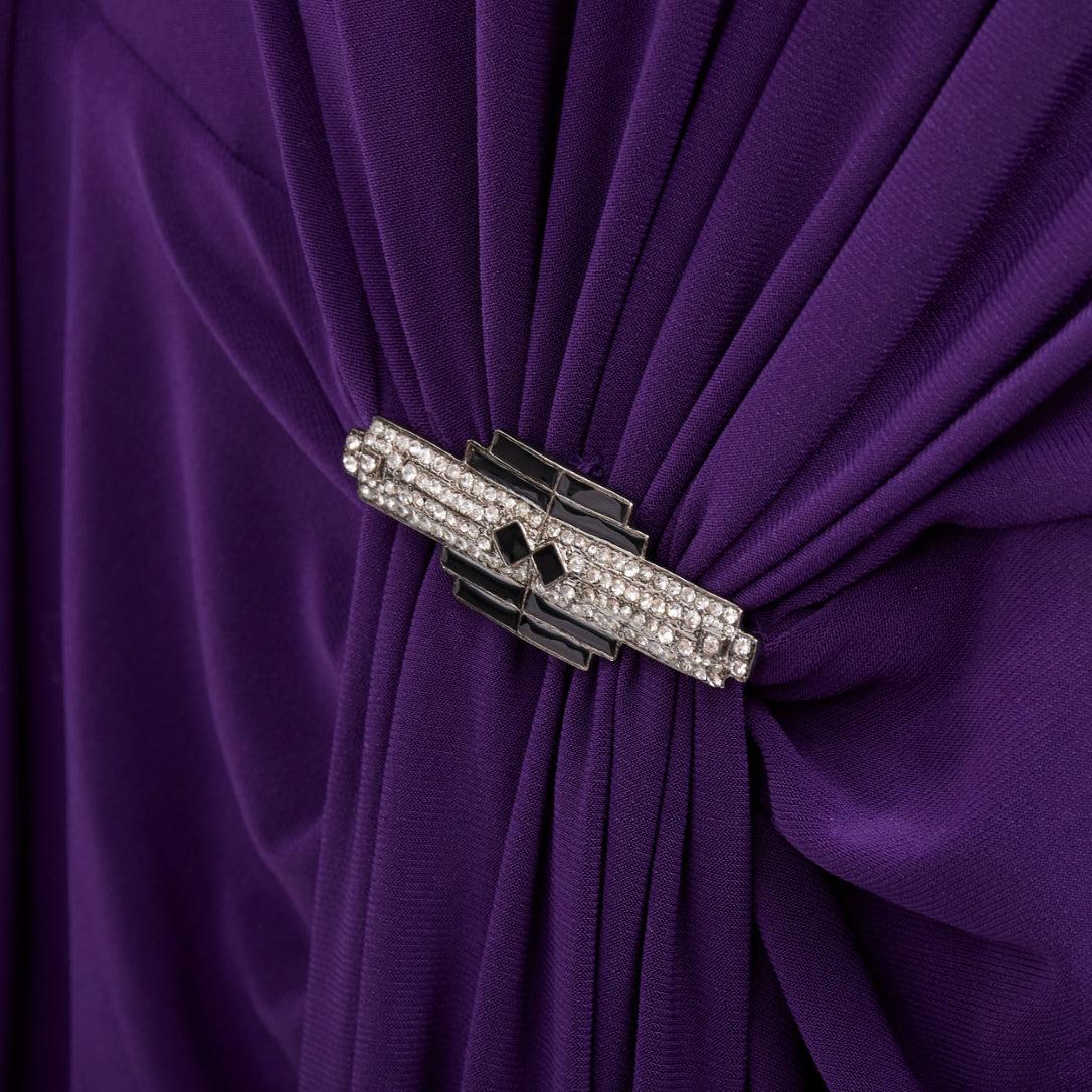 LAUREN BY RALPH LAUREN abito da sera grecizzato in jersey viola con fibbie e strass d'argento US12 XXL
Riferimento: JHDN/A00130
Marchio: Lauren by Ralph Lauren
Materiale: Poliestere, misto
Colore: viola
Modello: Tinta unita
Chiusura: Slip On
Fodera: