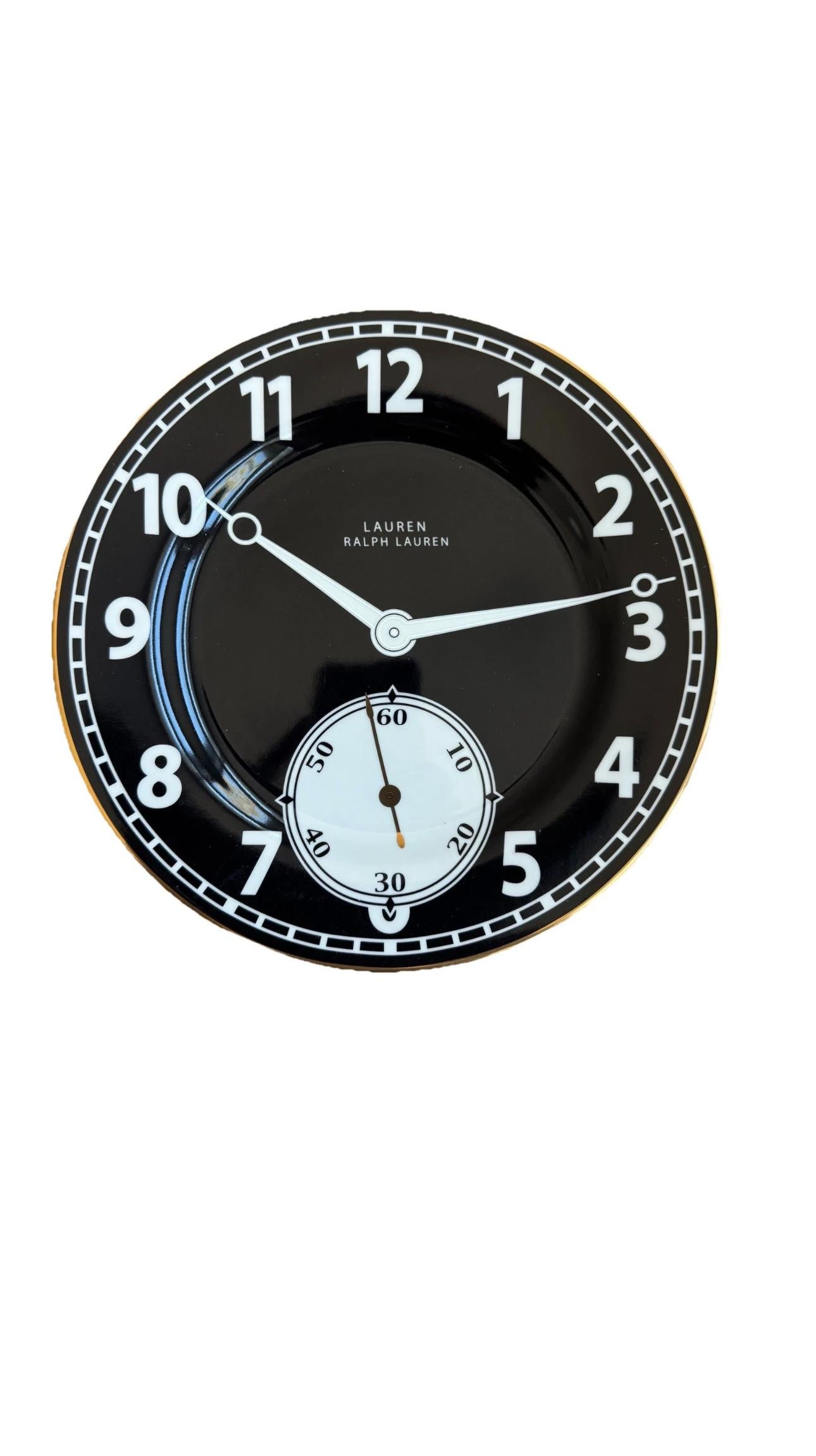Un ensemble de huit (8) assiettes Lauren Ralph Lauren dans le motif Pocket Watch (Black).

Ce motif fait partie de la collection Pocketwatch (2004) de Ralph Lauren Home China.

Détails du produit :
Comprend 8 assiettes assorties
Fabriqué en