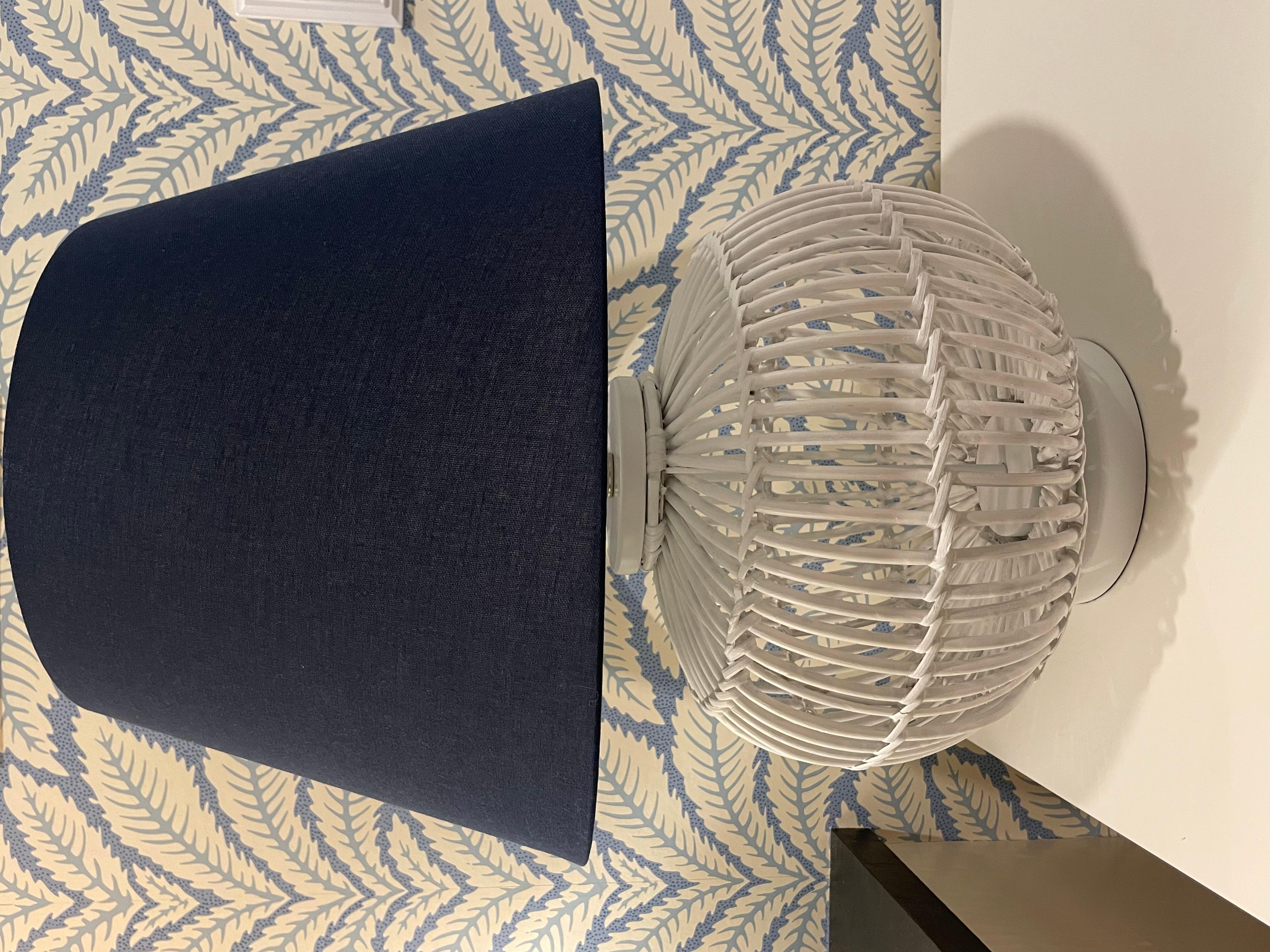 XXIe siècle et contemporain Paire de lampes de bureau en rotin blanc Ralph Lauren avec abat-jour bleu marine en vente