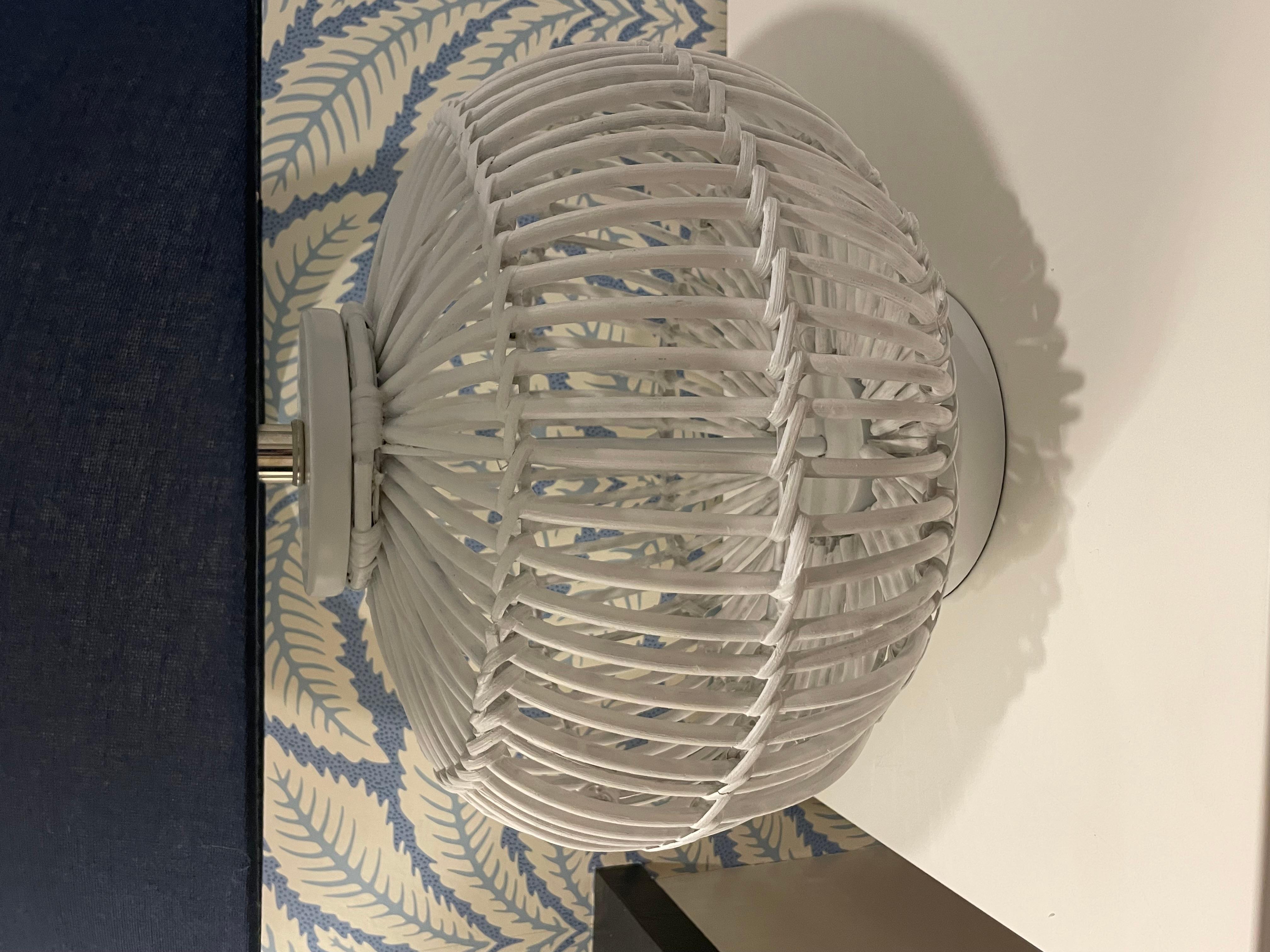 Tissu Paire de lampes de bureau en rotin blanc Ralph Lauren avec abat-jour bleu marine en vente