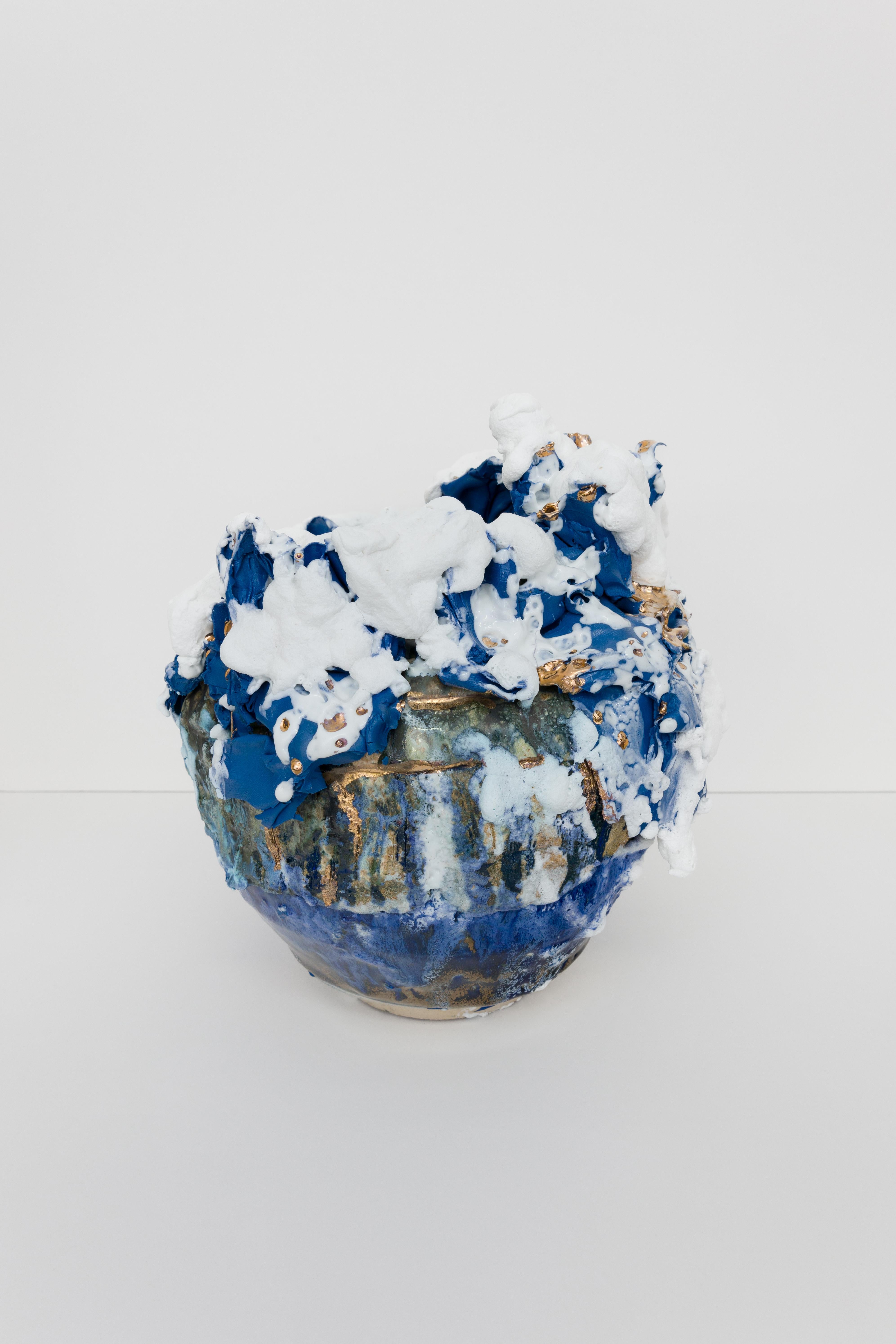 „Effervescence“ – Abstrakte Skulptur aus glasiertem Keramiksteingut aus Glasur – Sculpture von Lauren Skelly Bailey