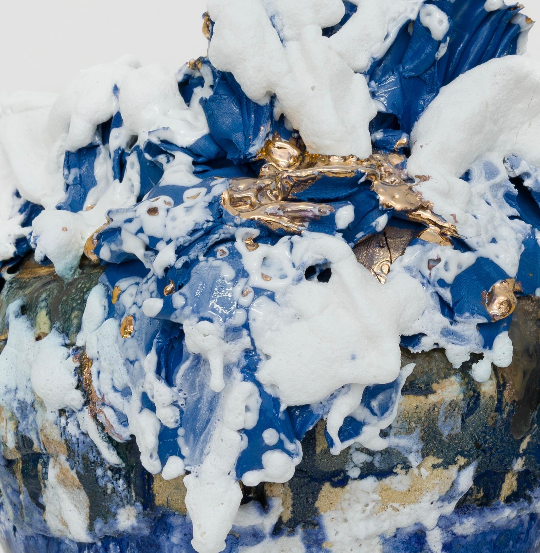 „Effervescence“ – Abstrakte Skulptur aus glasiertem Keramiksteingut aus Glasur (Gold), Abstract Sculpture, von Lauren Skelly Bailey