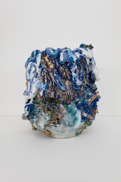 "Froth Crinkle - Sculpture abstraite en céramique émaillée bleue