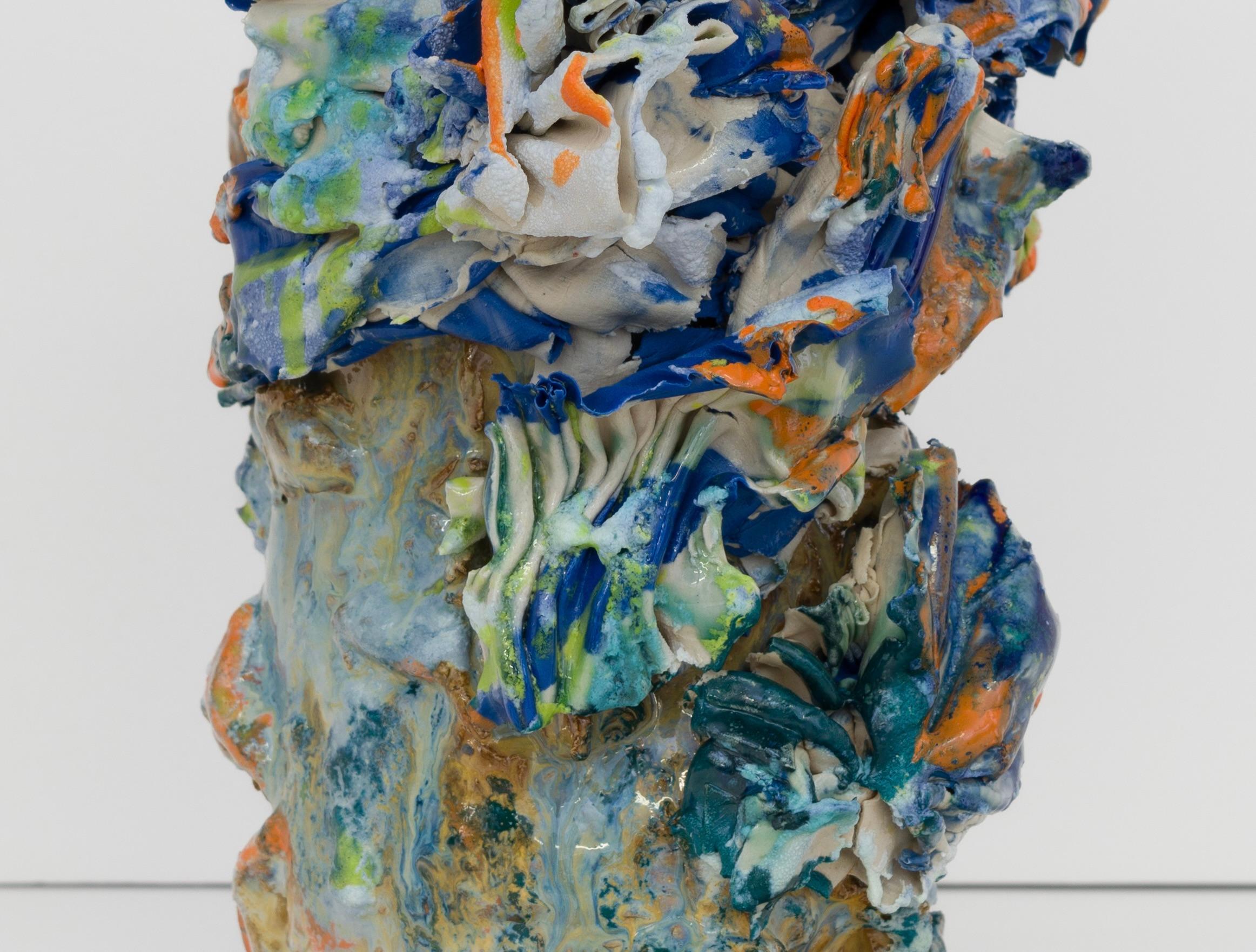 Colorida escultura abstracta de cerámica titulada 