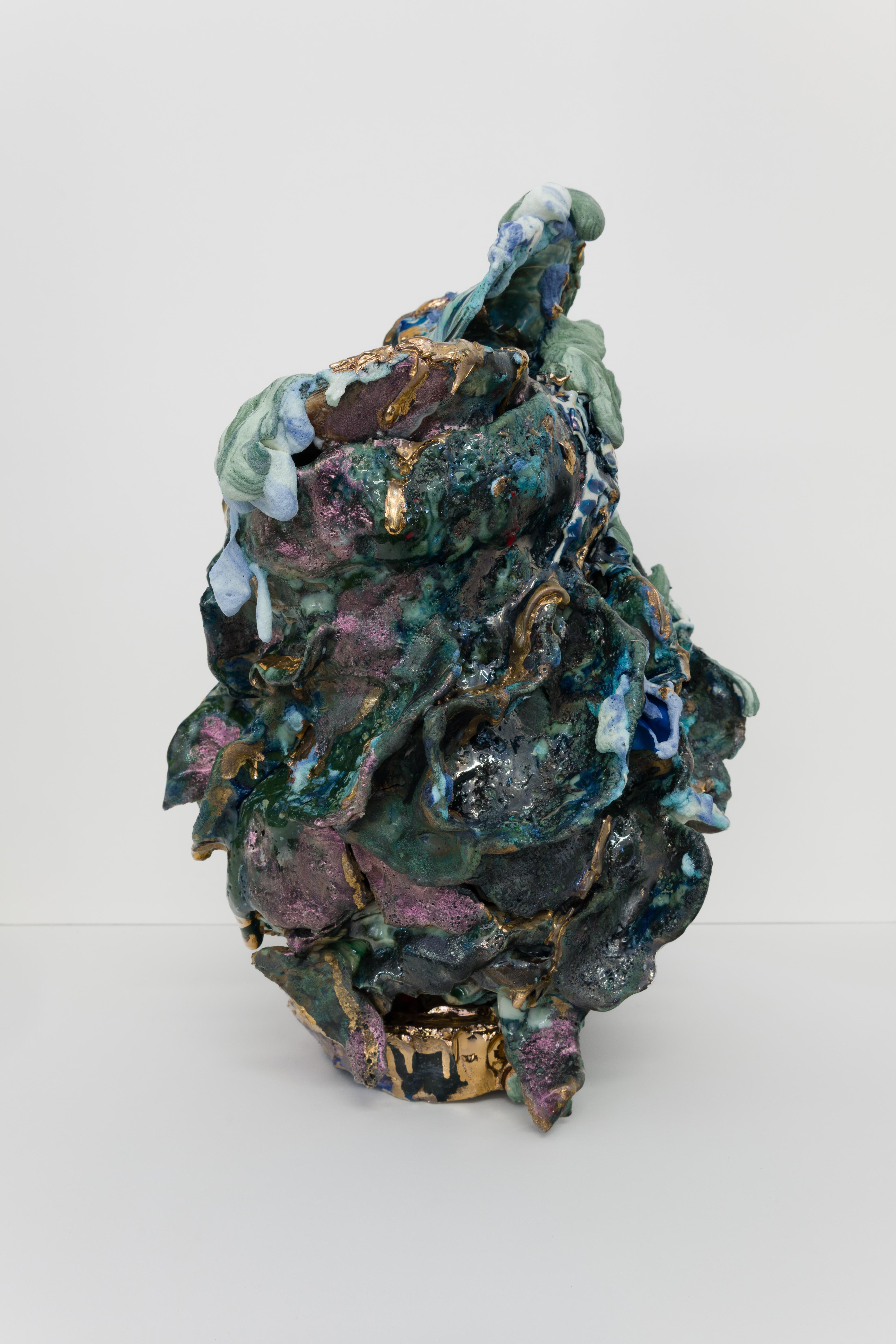 „Twirling into Fate“ –  Abstrakte Skulptur aus glasiertem Keramiksteingut aus Steingut (Gold), Abstract Sculpture, von Lauren Skelly Bailey