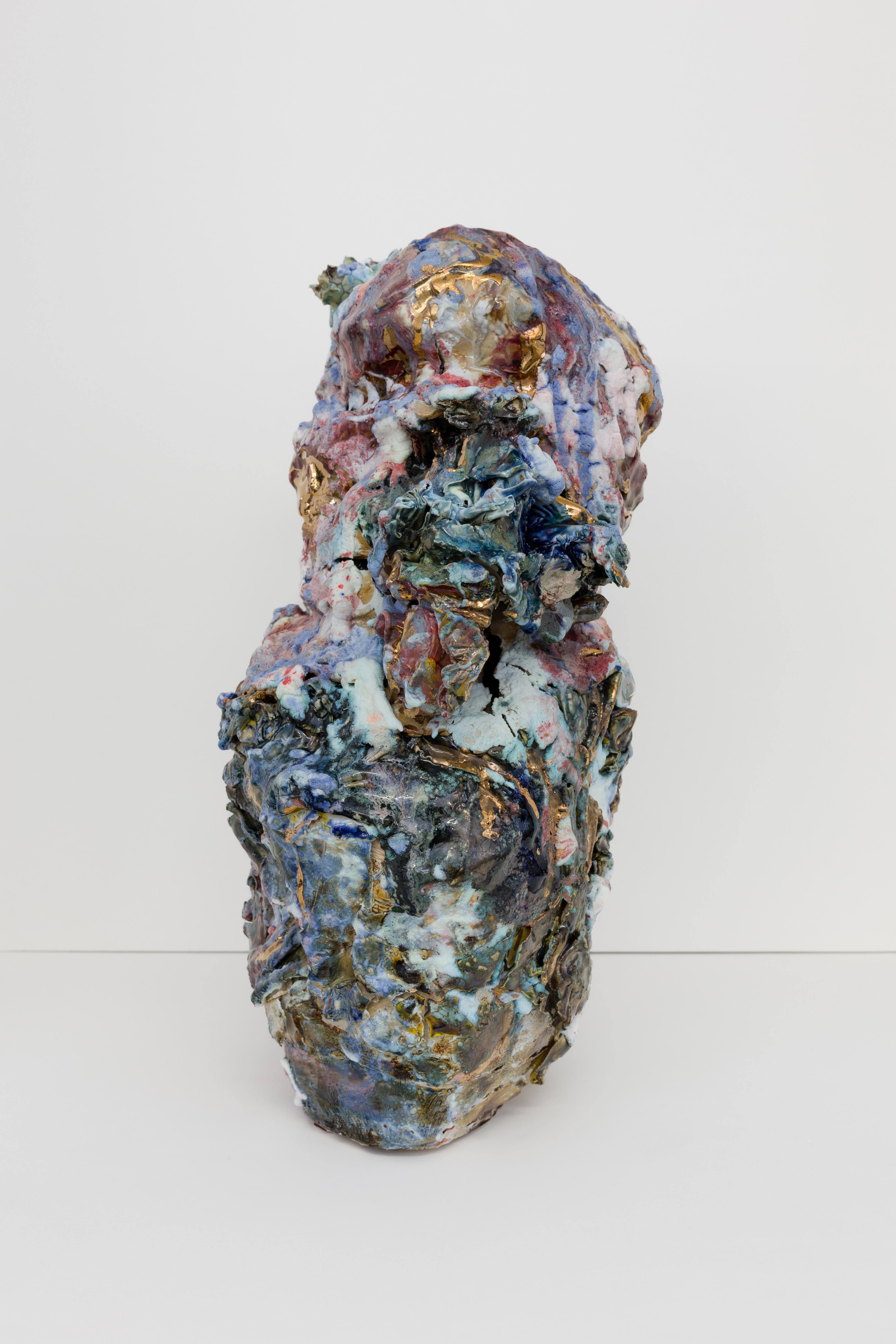„Geflügelte Form“ –  Abstrakte Skulptur aus glasiertem Keramiksteingut aus Steingut – Sculpture von Lauren Skelly Bailey