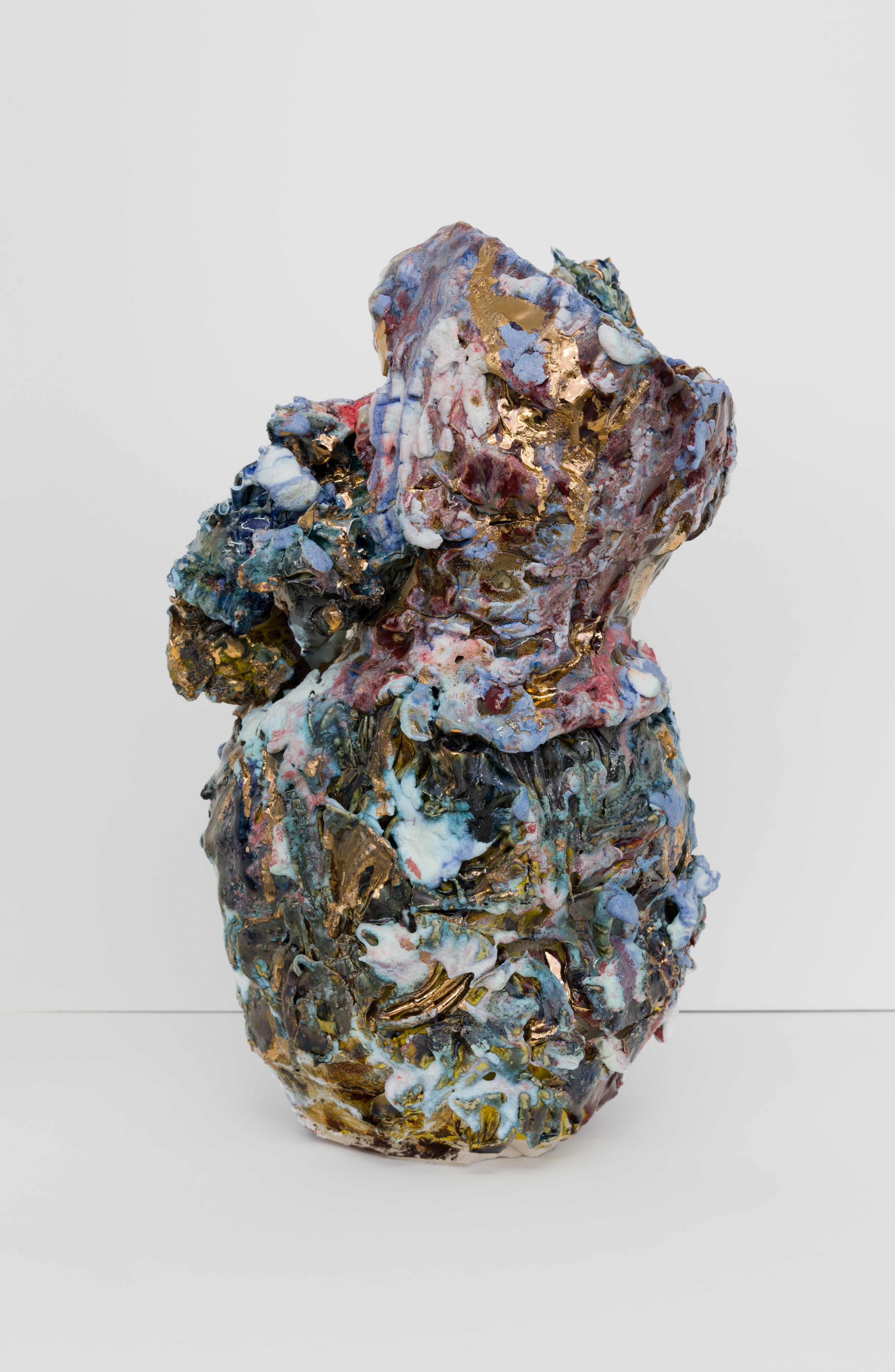 „Geflügelte Form“ –  Abstrakte Skulptur aus glasiertem Keramiksteingut aus Steingut (Gold), Still-Life Sculpture, von Lauren Skelly Bailey