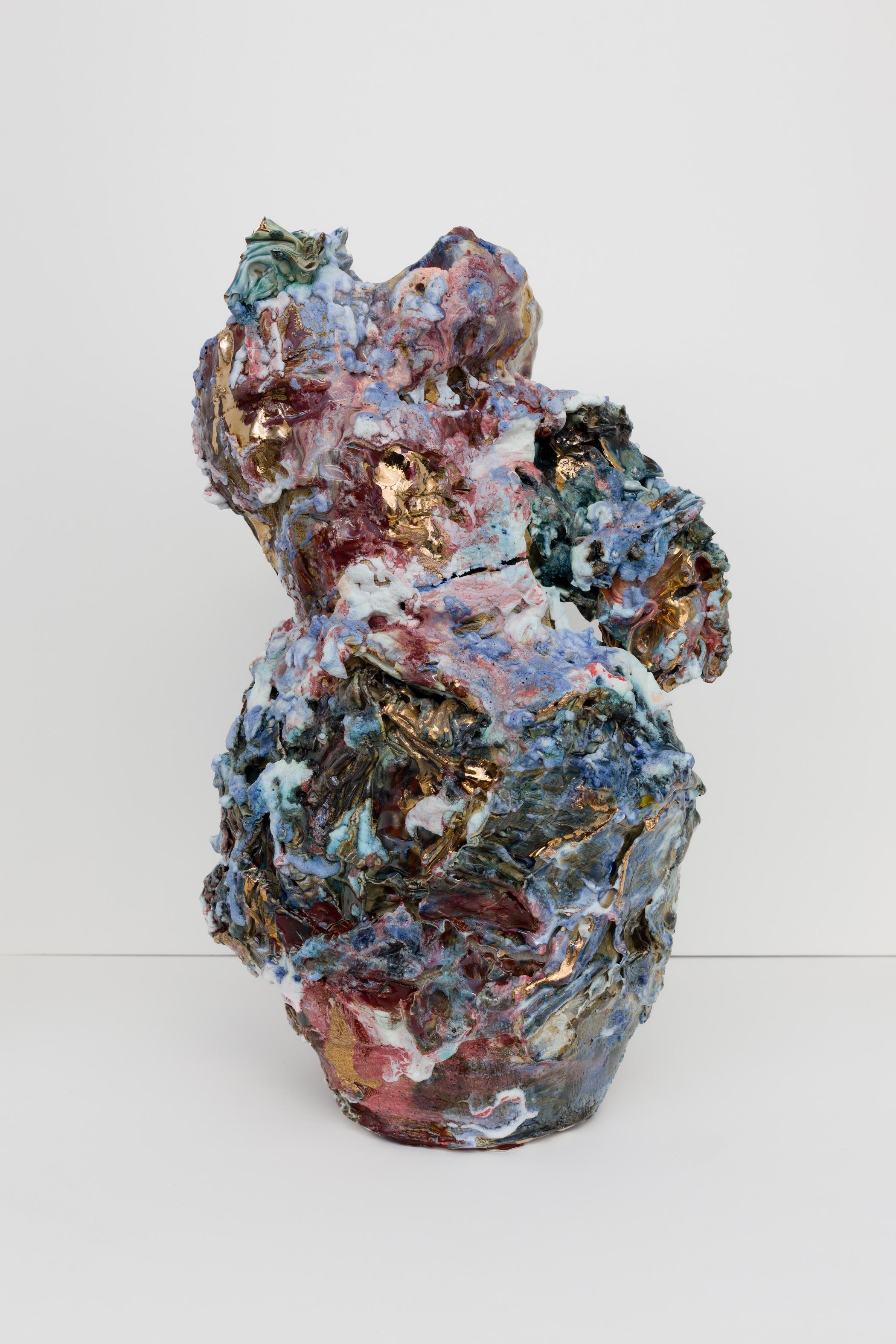 „Geflügelte Form“ –  Abstrakte Skulptur aus glasiertem Keramiksteingut aus Steingut