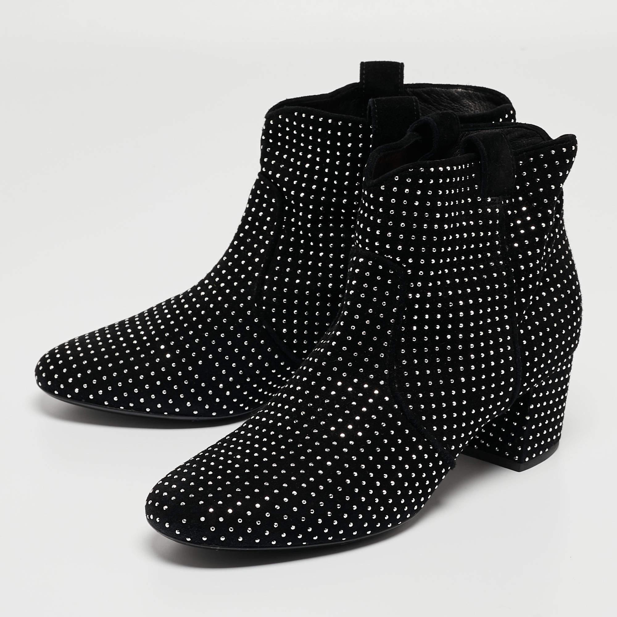 Las botas son una parte esencial de tu vestuario y estas botas fabricadas con materiales de primera calidad son una buena elección. Ofreciendo lo mejor de la comodidad y el estilo, este par de suela robusta quedaría genial con un vestido para un día