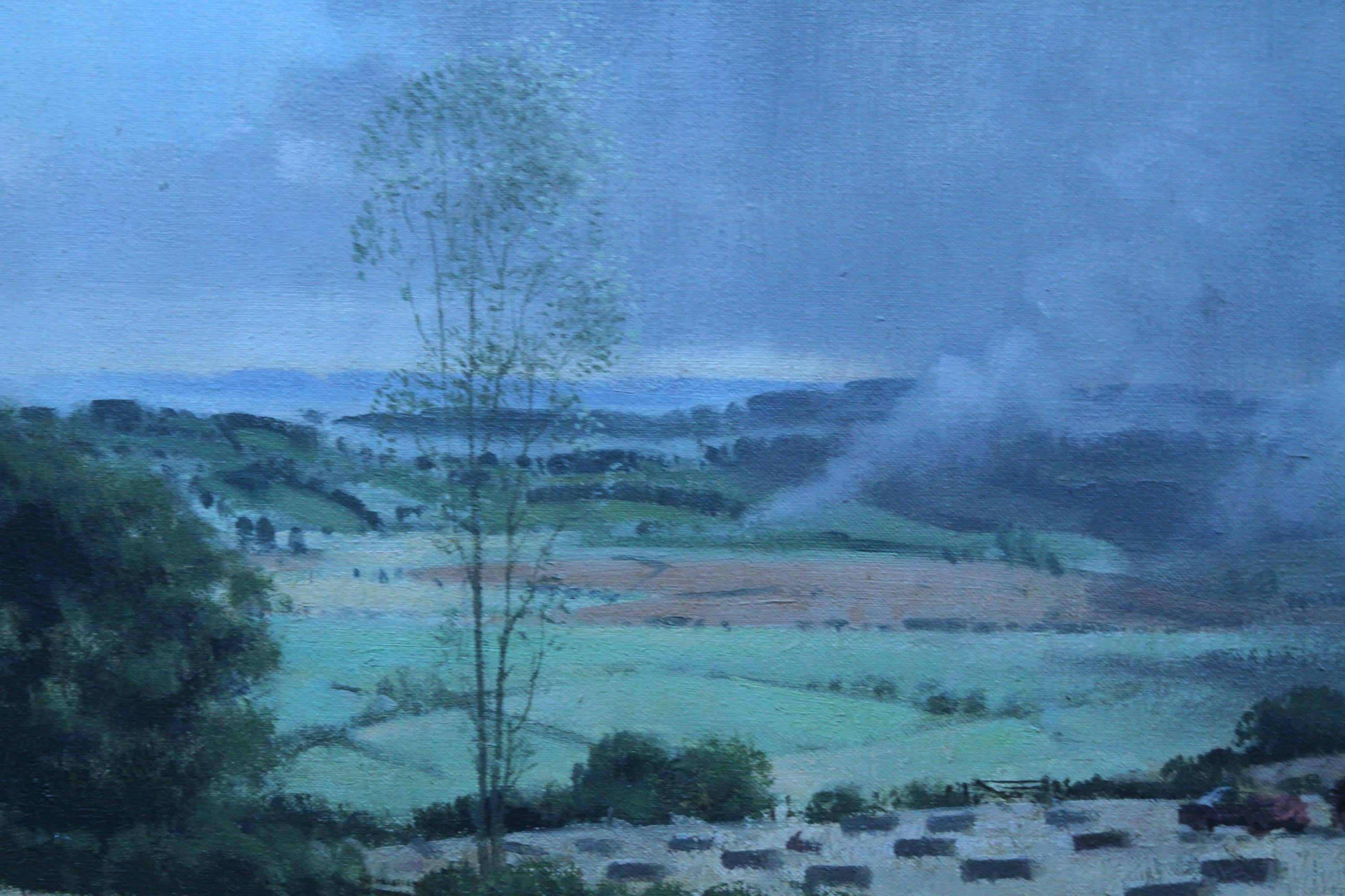 Paysage de la vallée de Rother Kent - Récolte d'art britannique des années 1950 - peinture à l'huile  - Bleu Landscape Painting par Laurence Henry Irving