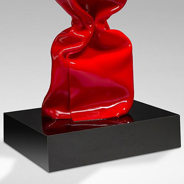 Jenkell - Umwickelnde Bonbonrote - Skulptur (Grau), Figurative Sculpture, von Laurence Jenkell