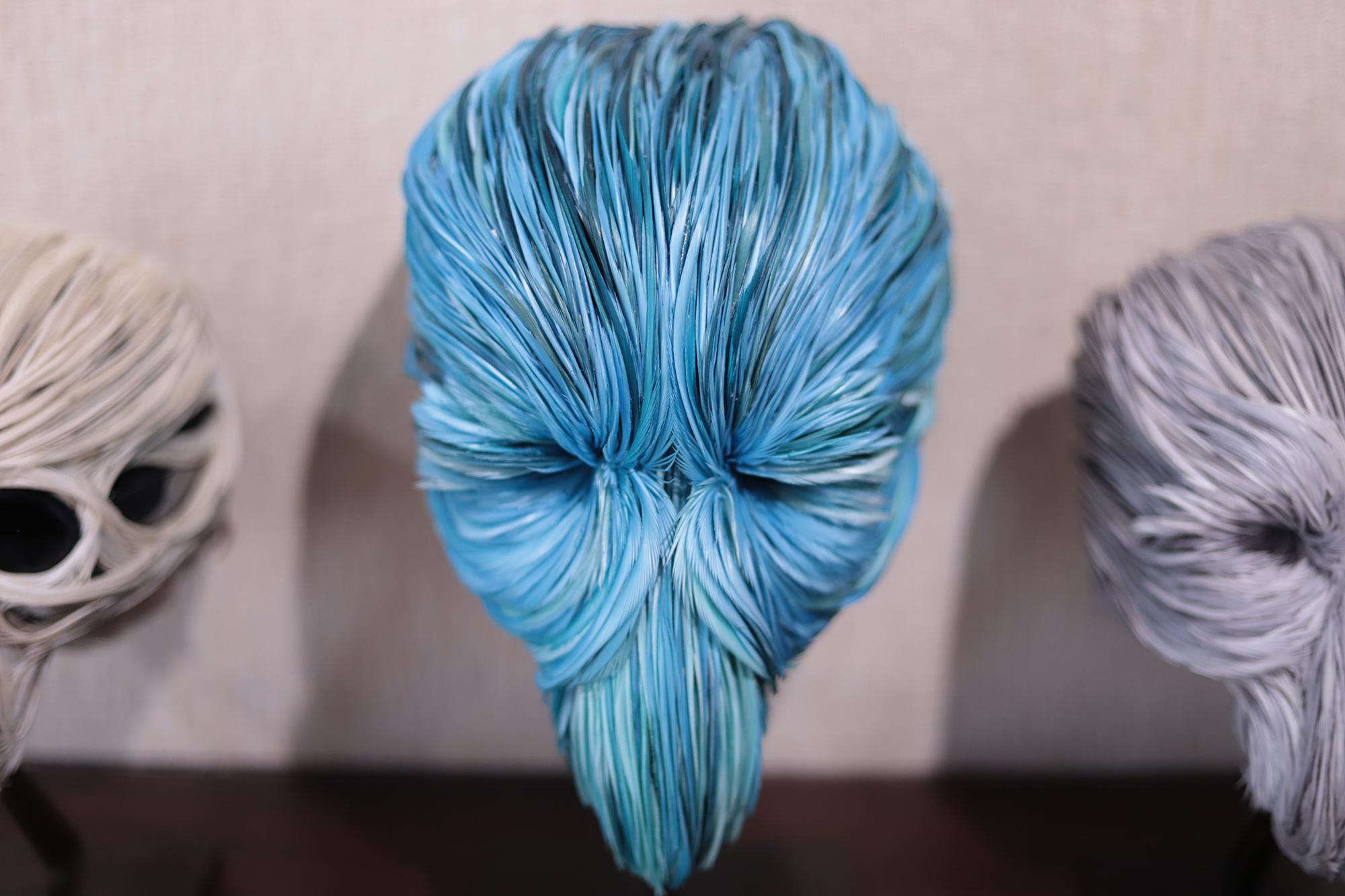 Esther blue feathers sculpture skull vanité on resin sculpture by L. Le Constant 2