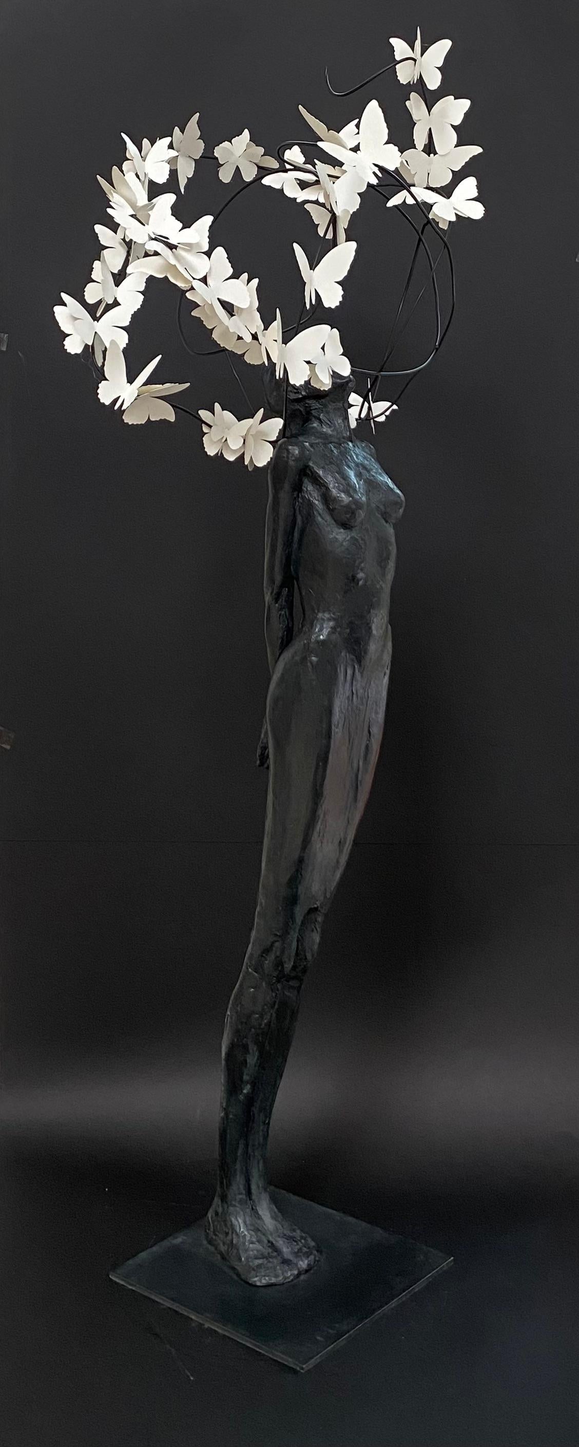 Laurence Perratzi is a French figurative artist exploring the body’s expression. Her work is a reflection on movement, strongly influenced by her athletic background where poise and balance are paramount. The figures challenge gravity with subtle