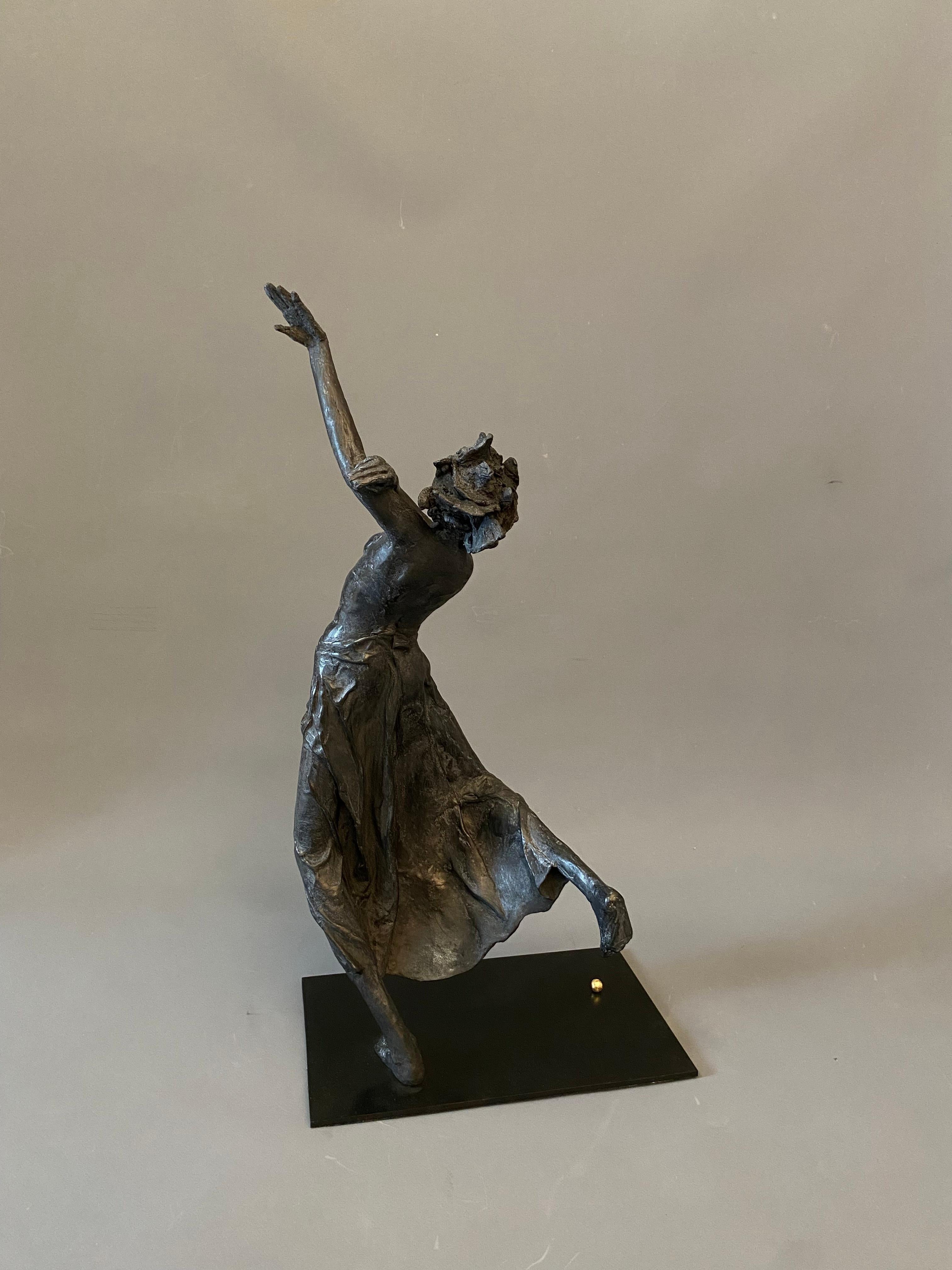 Laurence Perratzi è un'artista figurativa francese che esplora l'espressione del corpo. Il suo lavoro è una riflessione sul movimento, fortemente influenzata dal suo background atletico dove il portamento e l'equilibrio sono fondamentali. Le figure