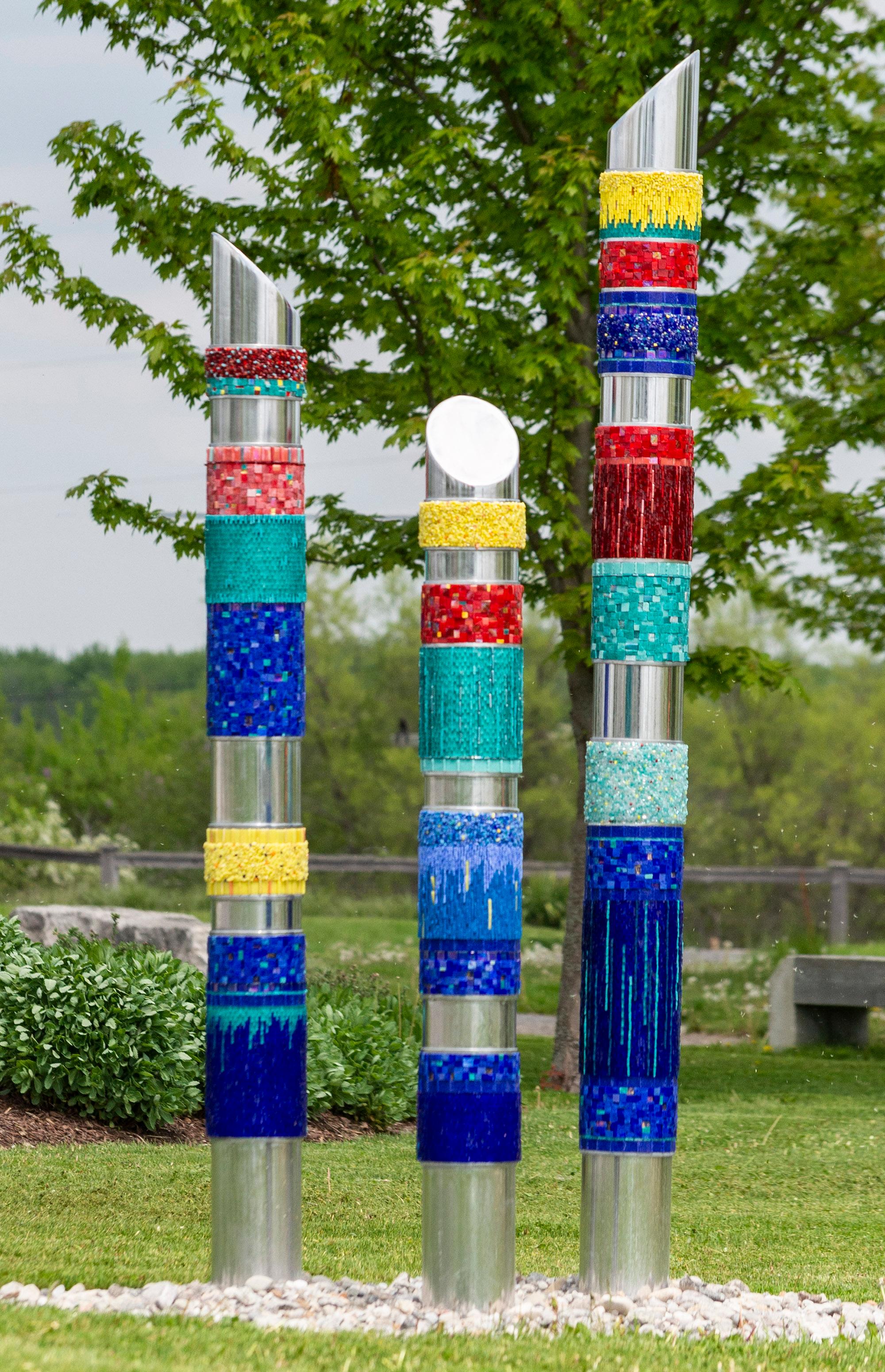 Festivo - brillante, colorido, contemporáneo, vidrio, aluminio, escultura de exterior - Abstract Sculpture Gris de Laurence Petit