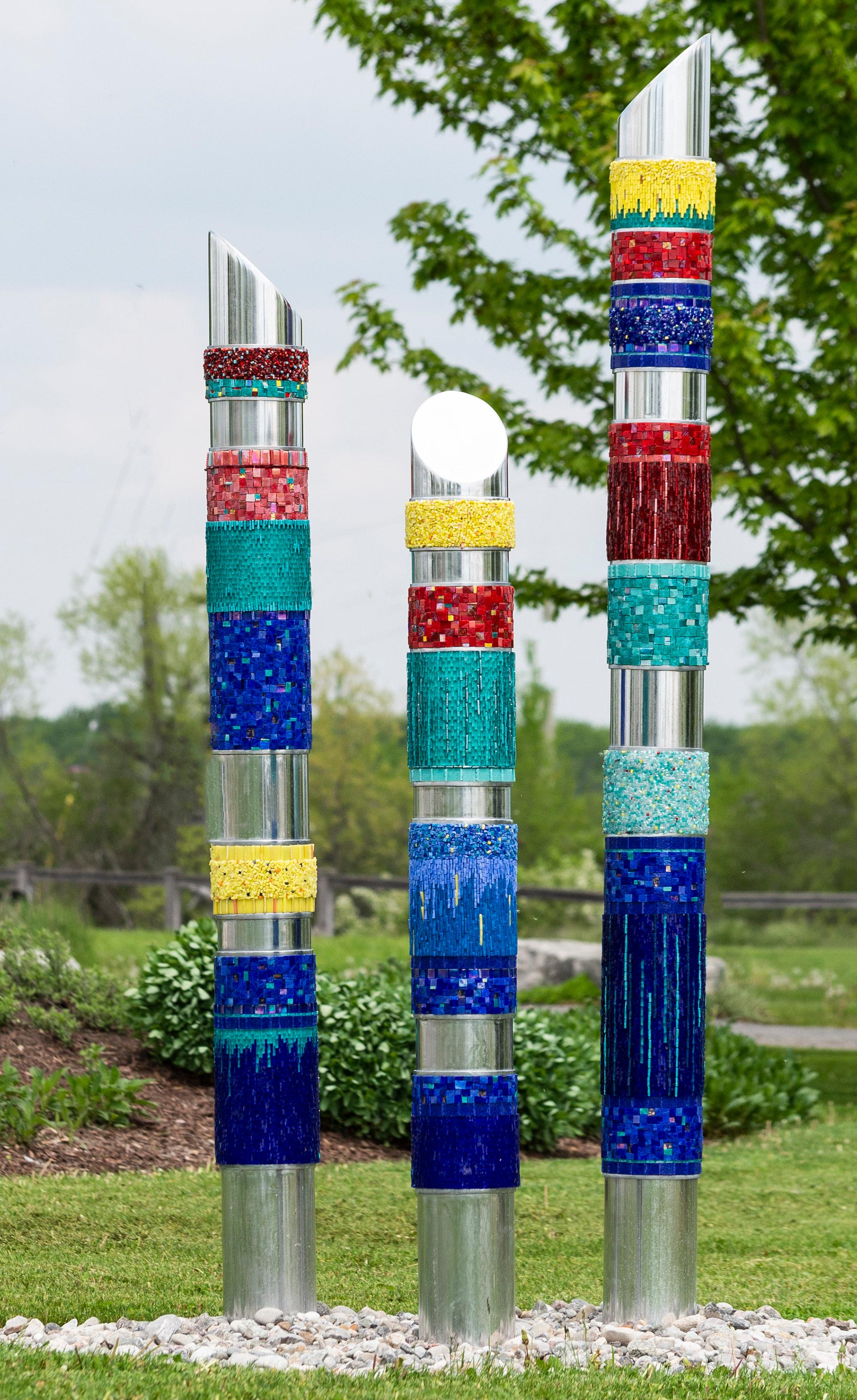 Las alegres, coloridas y contemporáneas esculturas en mosaico de Laurence Petit han adornado muchos espacios públicos exteriores de Quebec. Artista intuitiva, Petit se inspira en el color, la textura y el movimiento del mundo natural.

Festiva forma