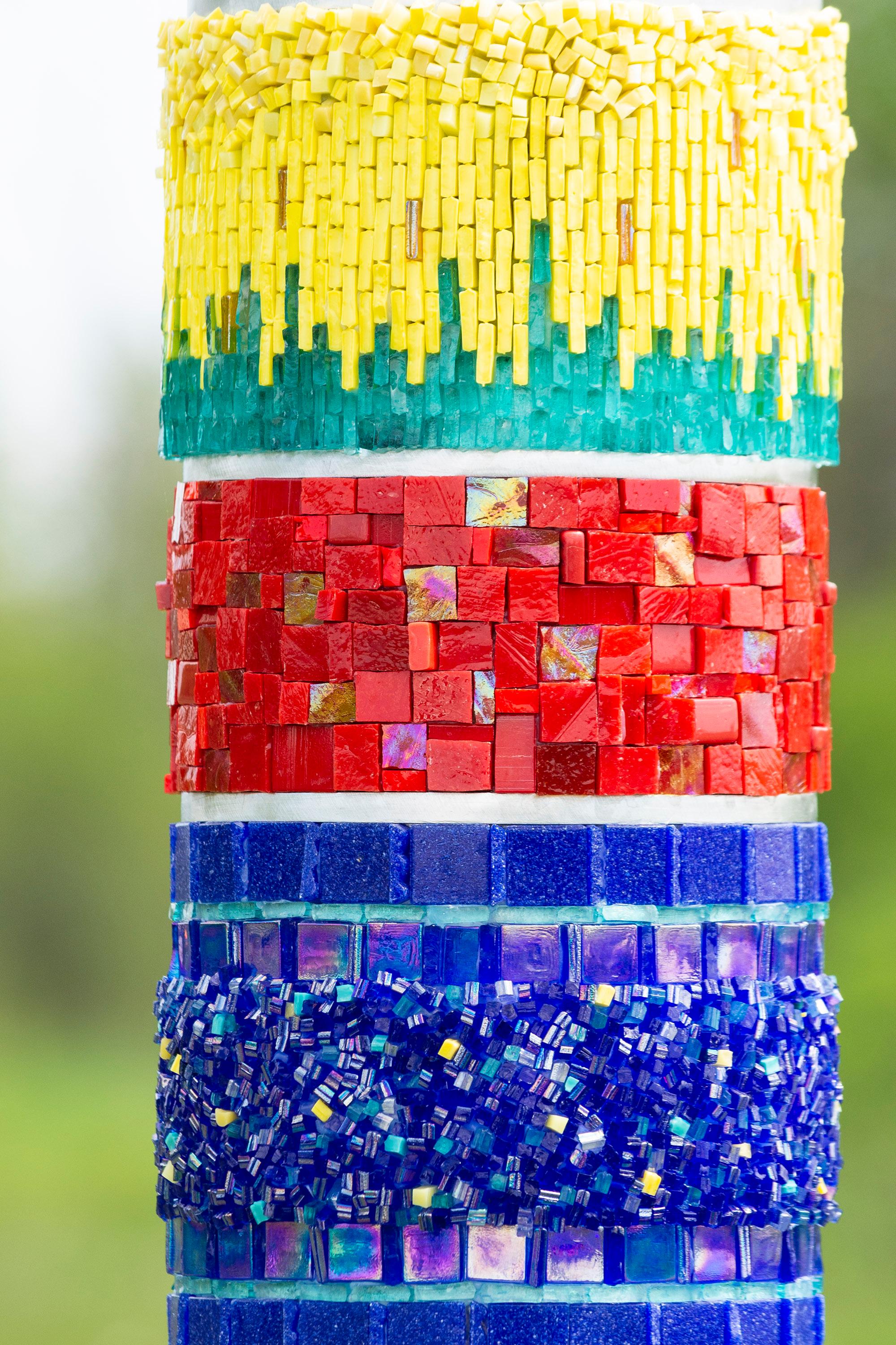 Festivo - brillante, colorido, contemporáneo, vidrio, aluminio, escultura de exterior 1