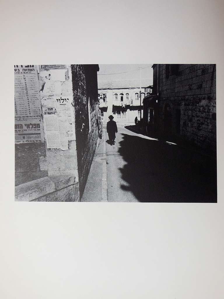 Das Volk von Jerusalem in der Öffentlichkeit. Kunstmappe (Grau), Figurative Print, von Laurence Salzmann