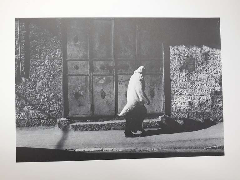 Das Volk von Jerusalem in der Öffentlichkeit 
Ein Folio mit fotografischen Abbildungen auf Kunstdruckpapier. Diese Mappe ist von der Künstlerin handsigniert.

Lawrence Salzmann

