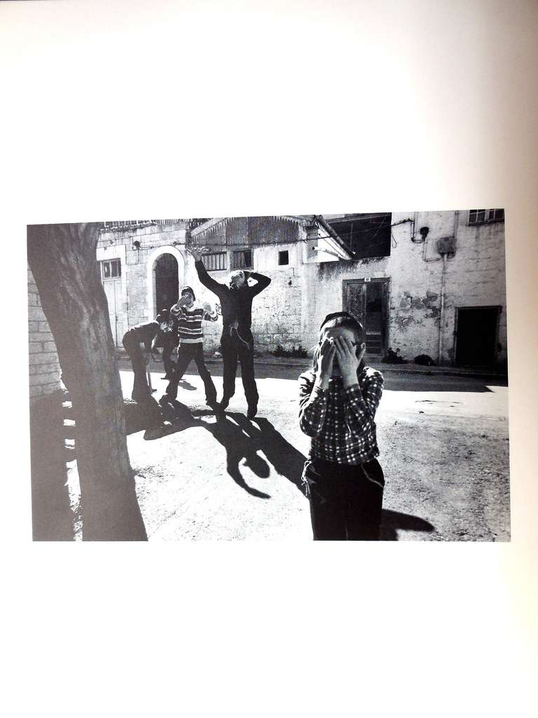 Figurative Print de Laurence Salzmann - El Pueblo de Jerusalén en Público. Cartera de Arte